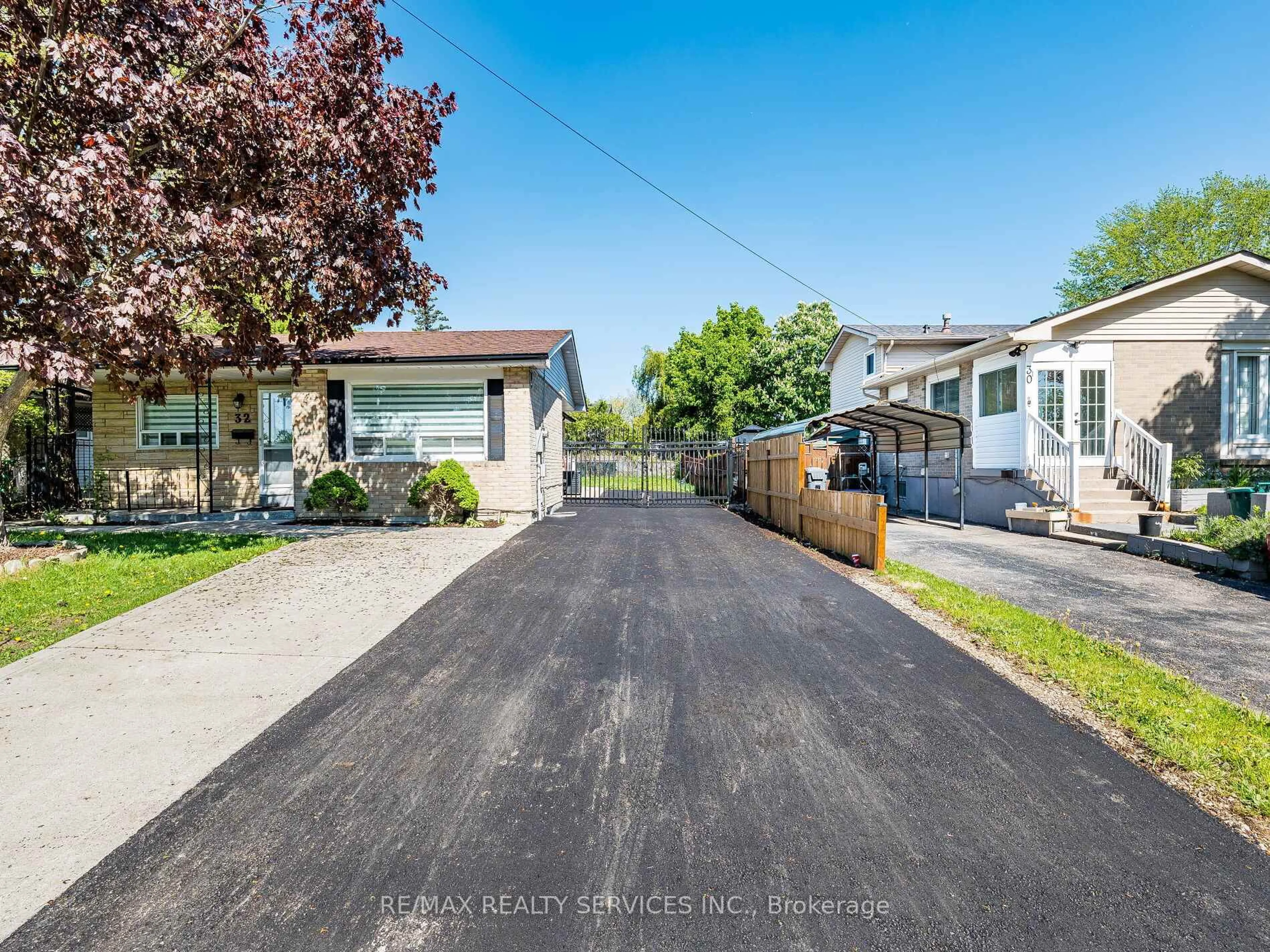 A pic from outside/outdoor area/front of a property/back of a property/a pic from drone, street for 32 Madoc Dr, Brampton Ontario L6V 1Z9