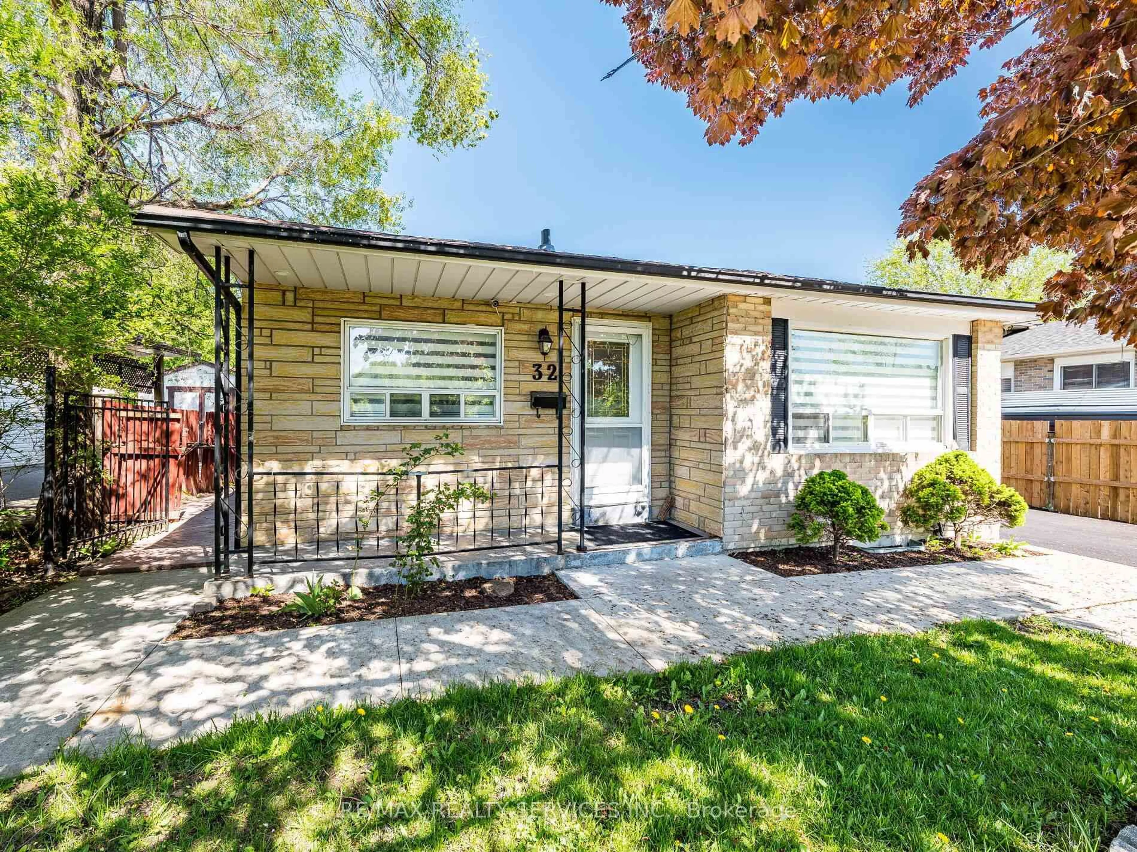 Home with vinyl exterior material, street for 32 Madoc Dr, Brampton Ontario L6V 1Z9