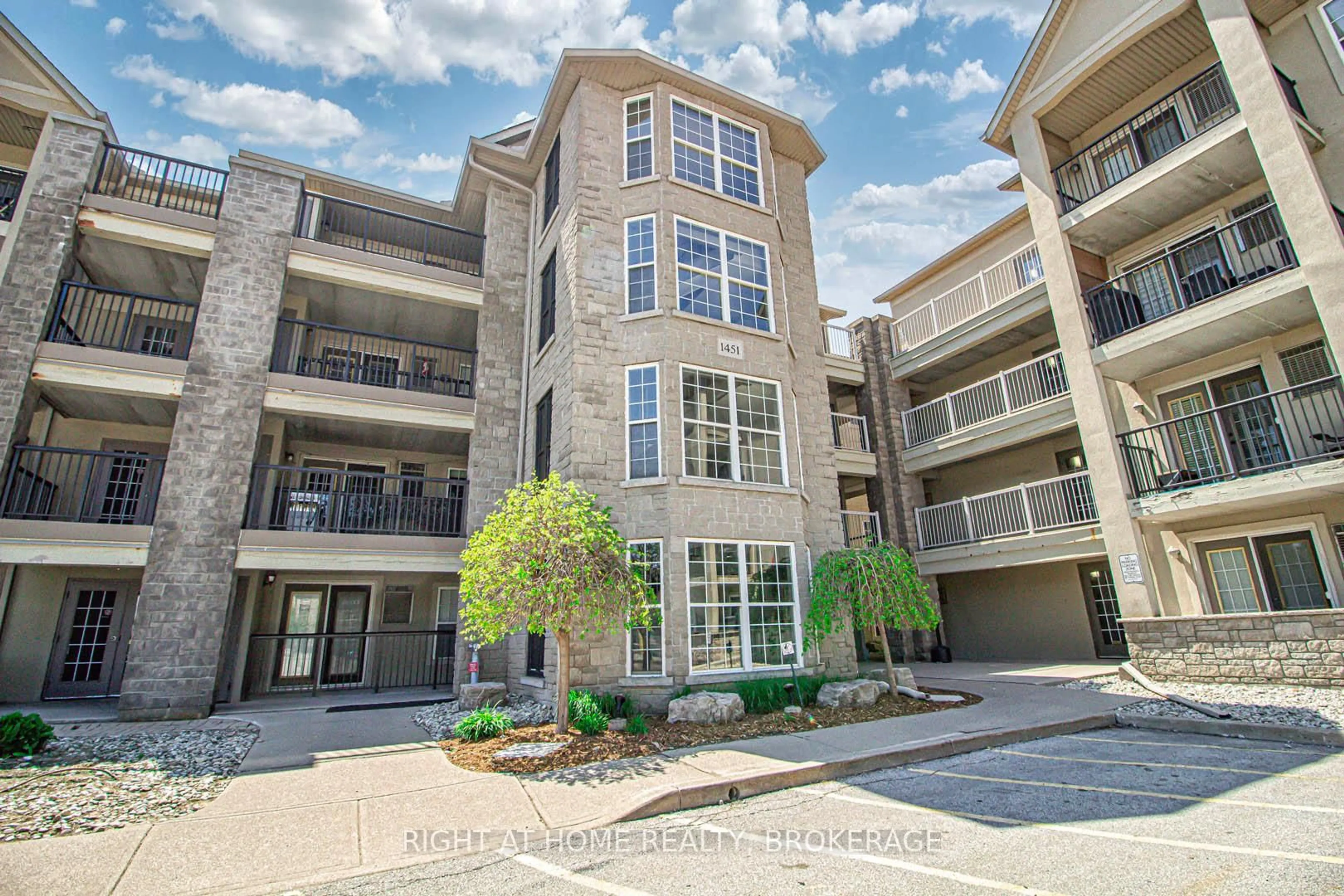 A pic from outside/outdoor area/front of a property/back of a property/a pic from drone, unknown for 1451 Walker's Line #415, Burlington Ontario L7M 4P1