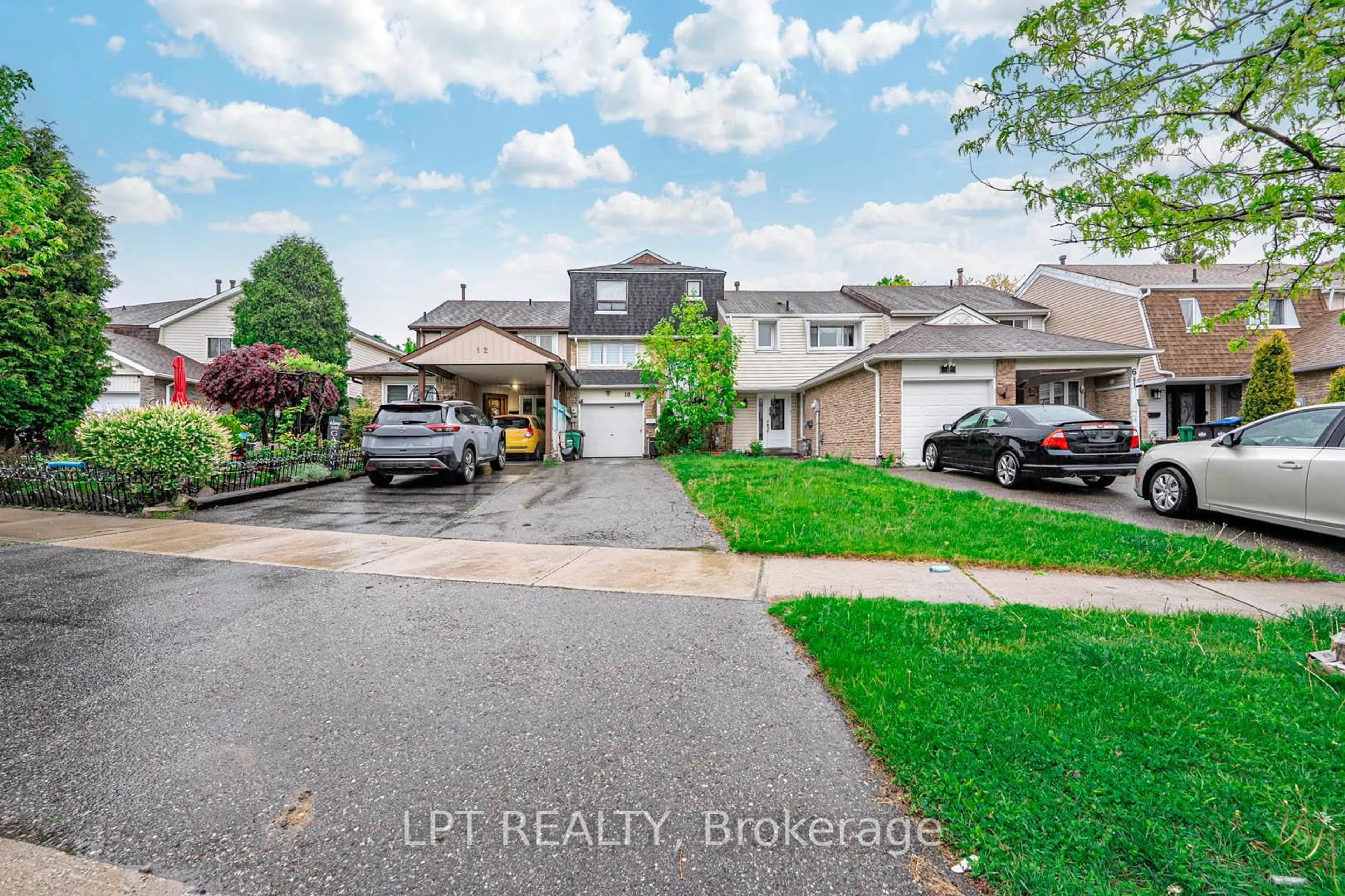 A pic from outside/outdoor area/front of a property/back of a property/a pic from drone, street for 10 Fanshawe Dr, Brampton Ontario L6Z 1A9