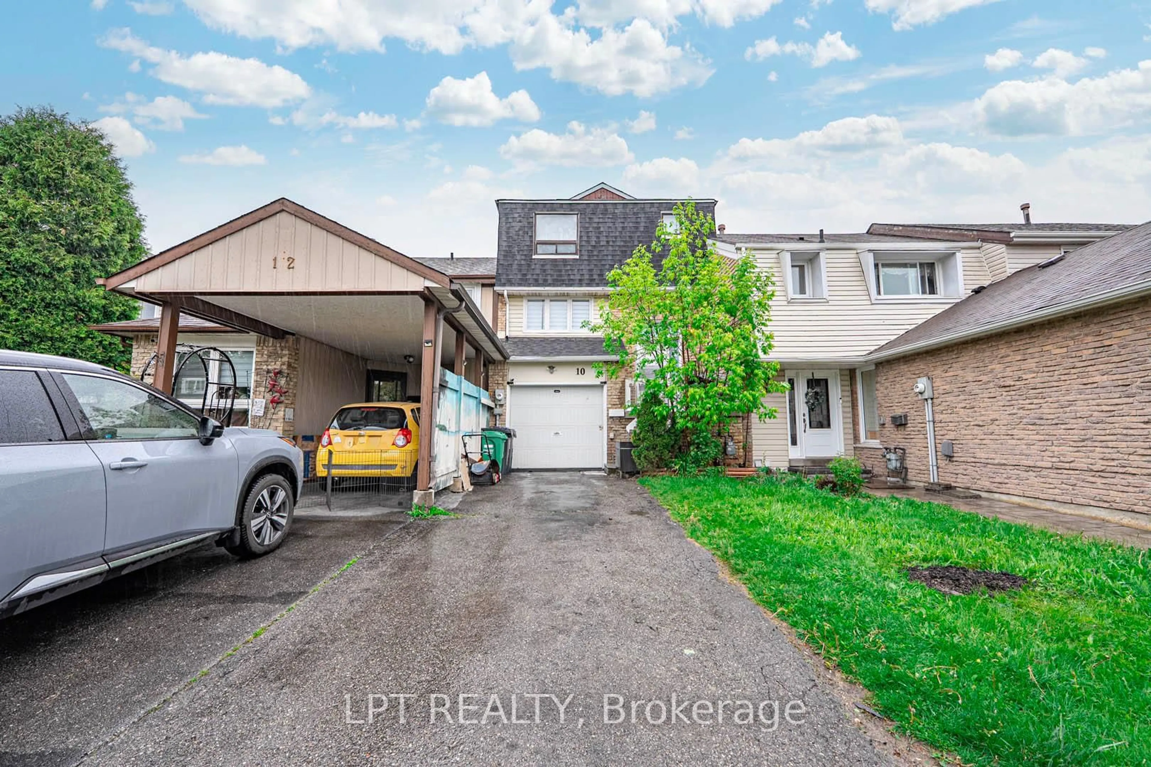 A pic from outside/outdoor area/front of a property/back of a property/a pic from drone, street for 10 Fanshawe Dr, Brampton Ontario L6Z 1A9