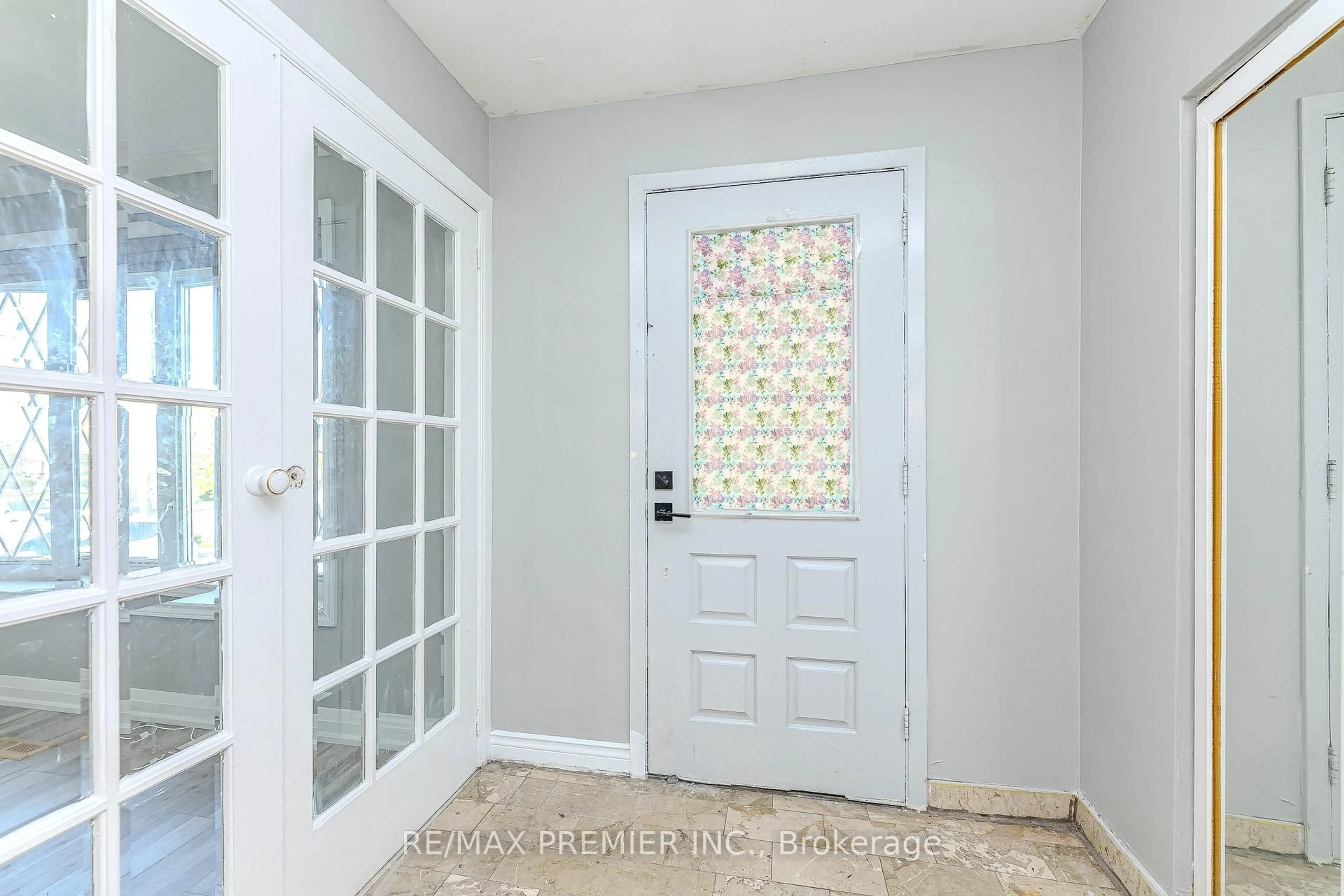 Indoor entryway for 65 Elnathan Cres, Toronto Ontario M9L 2G2