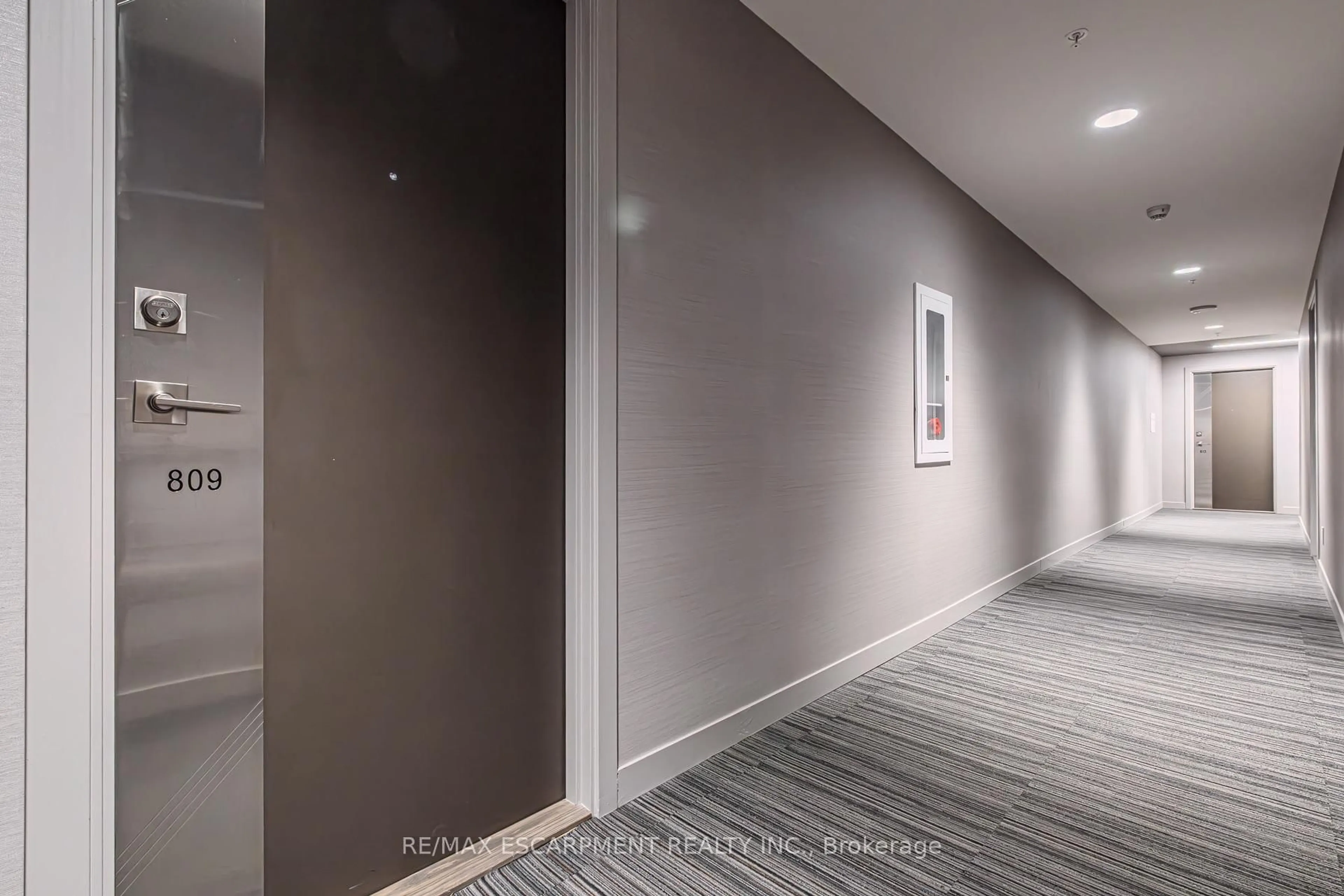 Indoor foyer for 2093 Fairview St #809, Burlington Ontario L7R 0E6