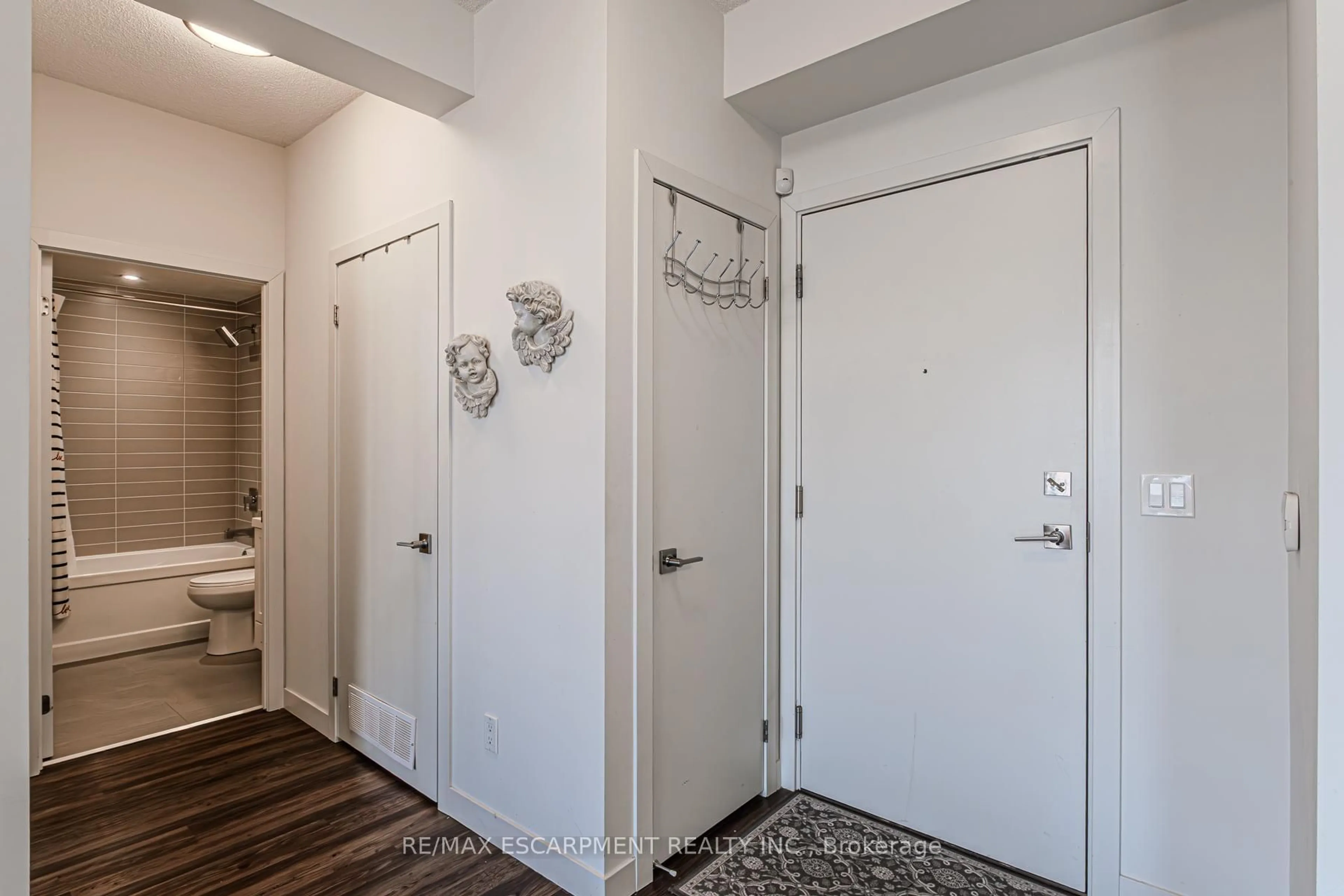 Indoor entryway for 2093 Fairview St #809, Burlington Ontario L7R 0E6