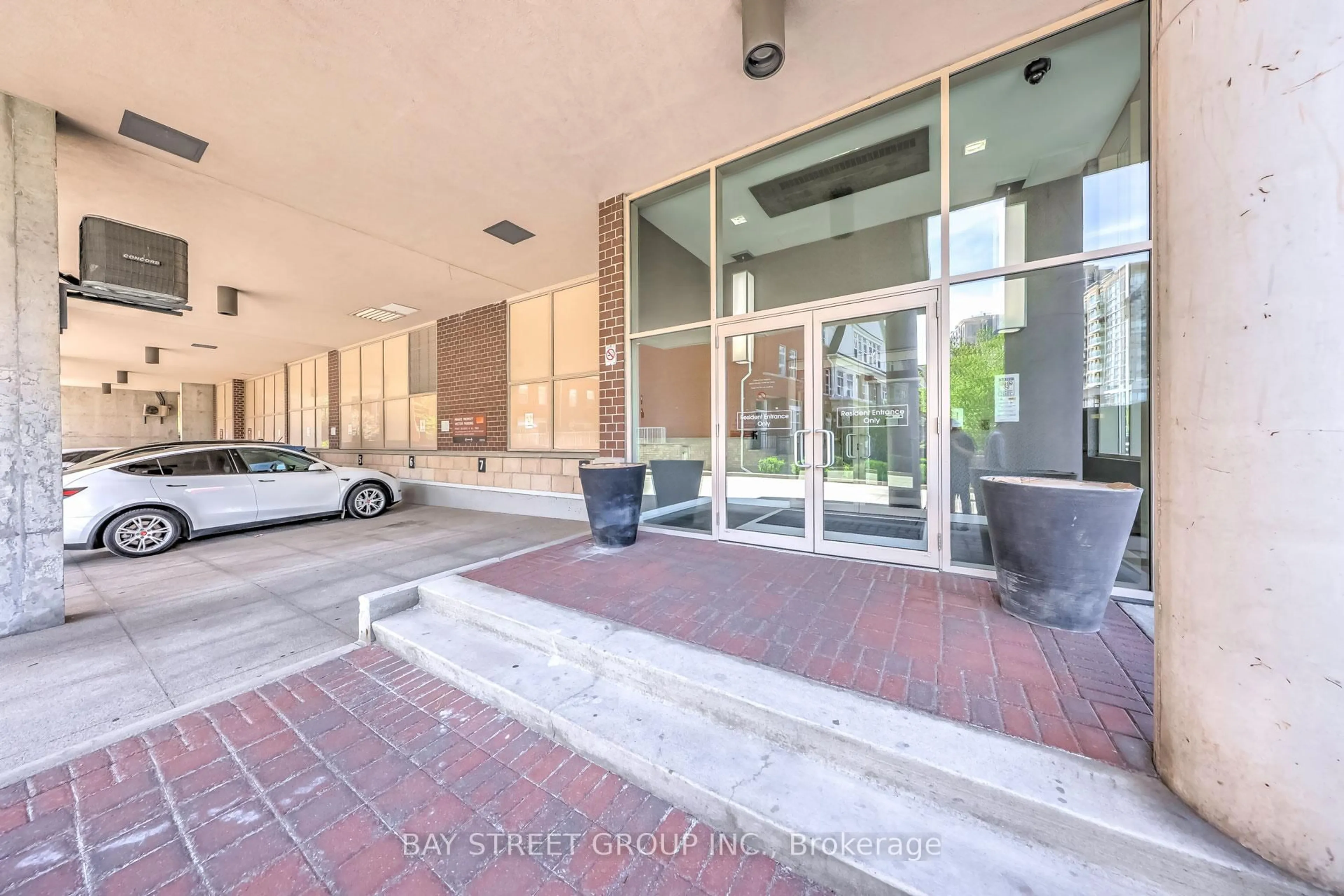 Indoor foyer for 5101 Dundas St #604, Toronto Ontario M9A 1C1