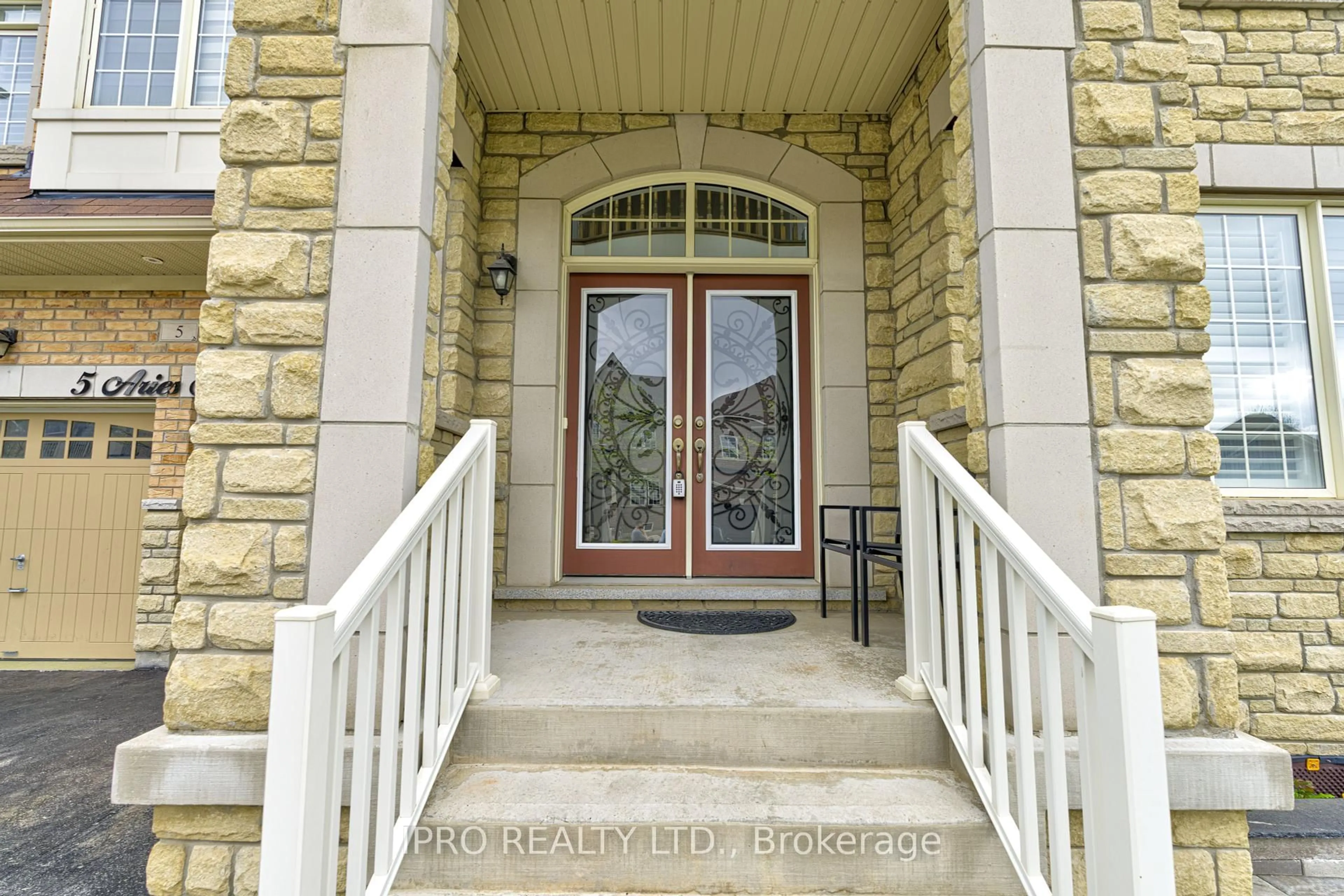 Indoor entryway for 5 Aries St, Brampton Ontario L6Y 5Z2