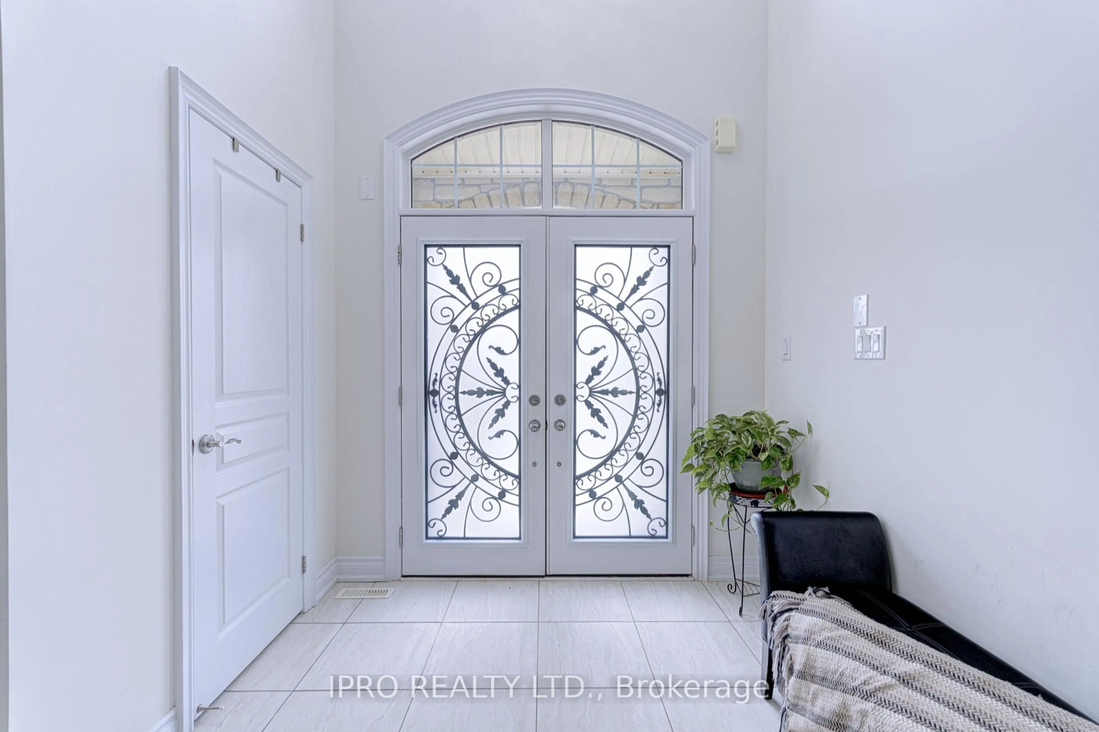 Indoor entryway for 5 Aries St, Brampton Ontario L6Y 5Z2