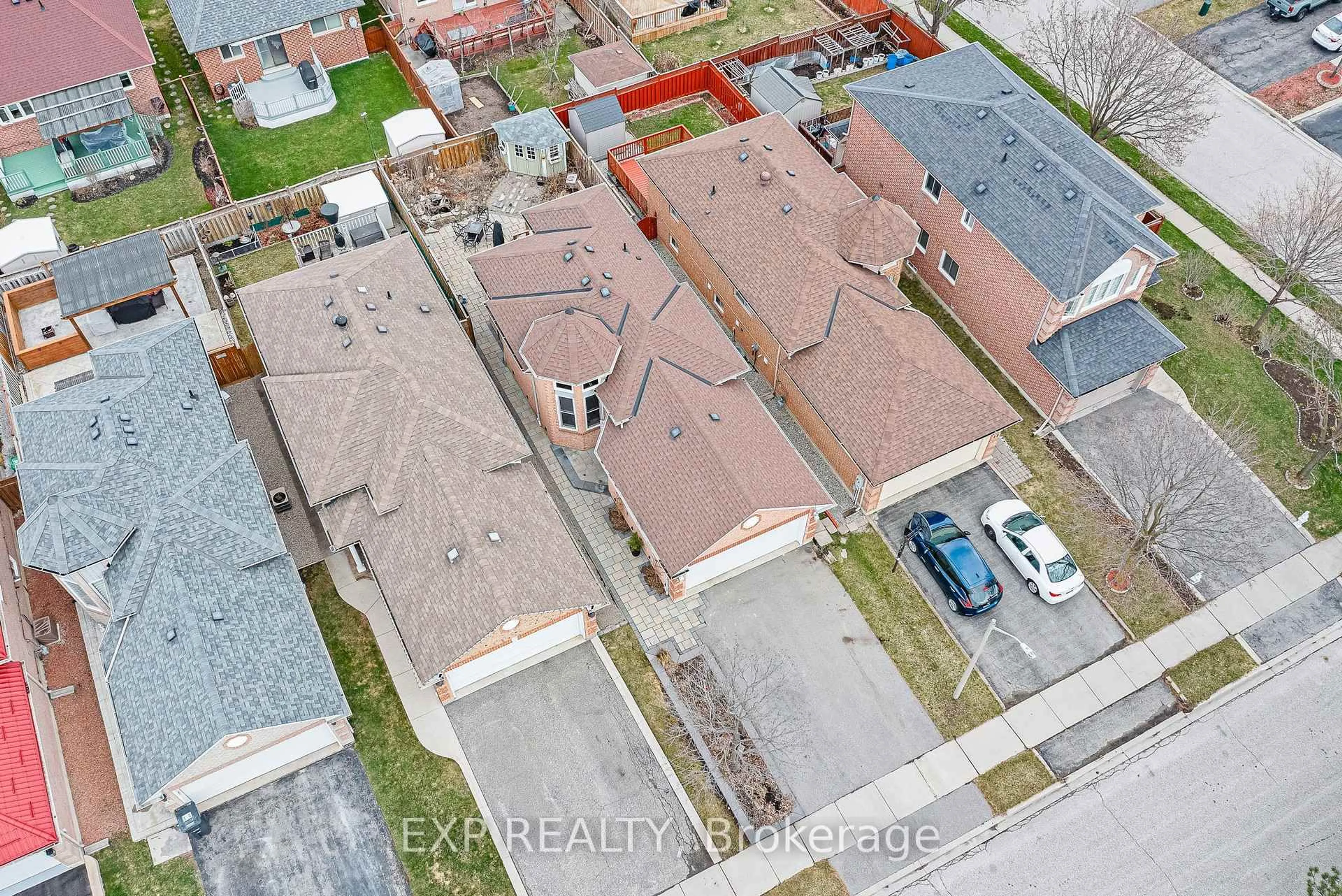 A pic from outside/outdoor area/front of a property/back of a property/a pic from drone, street for 19 Silkwood Cres, Brampton Ontario L6X 4L1