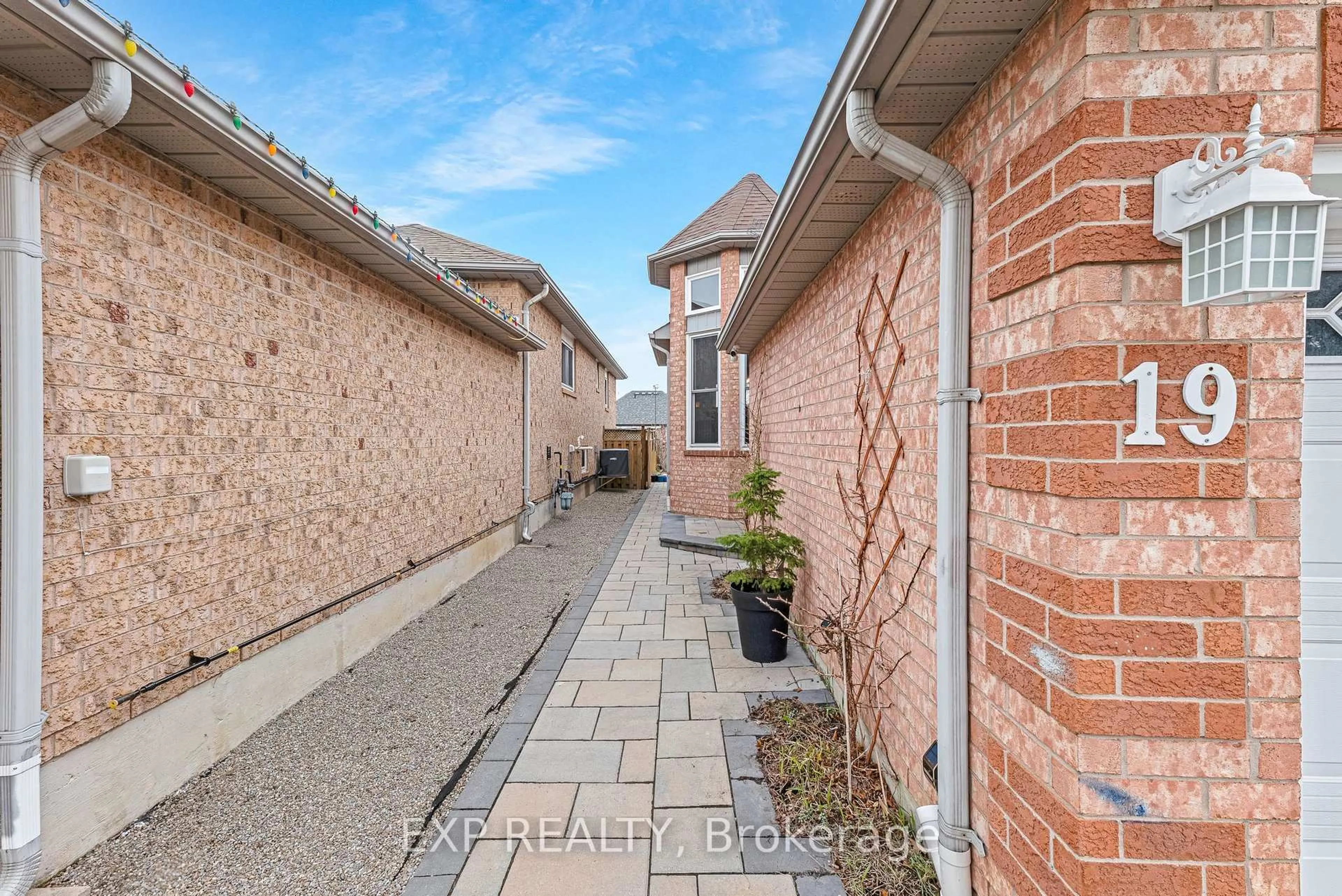 Unknown for 19 Silkwood Cres, Brampton Ontario L6X 4L1