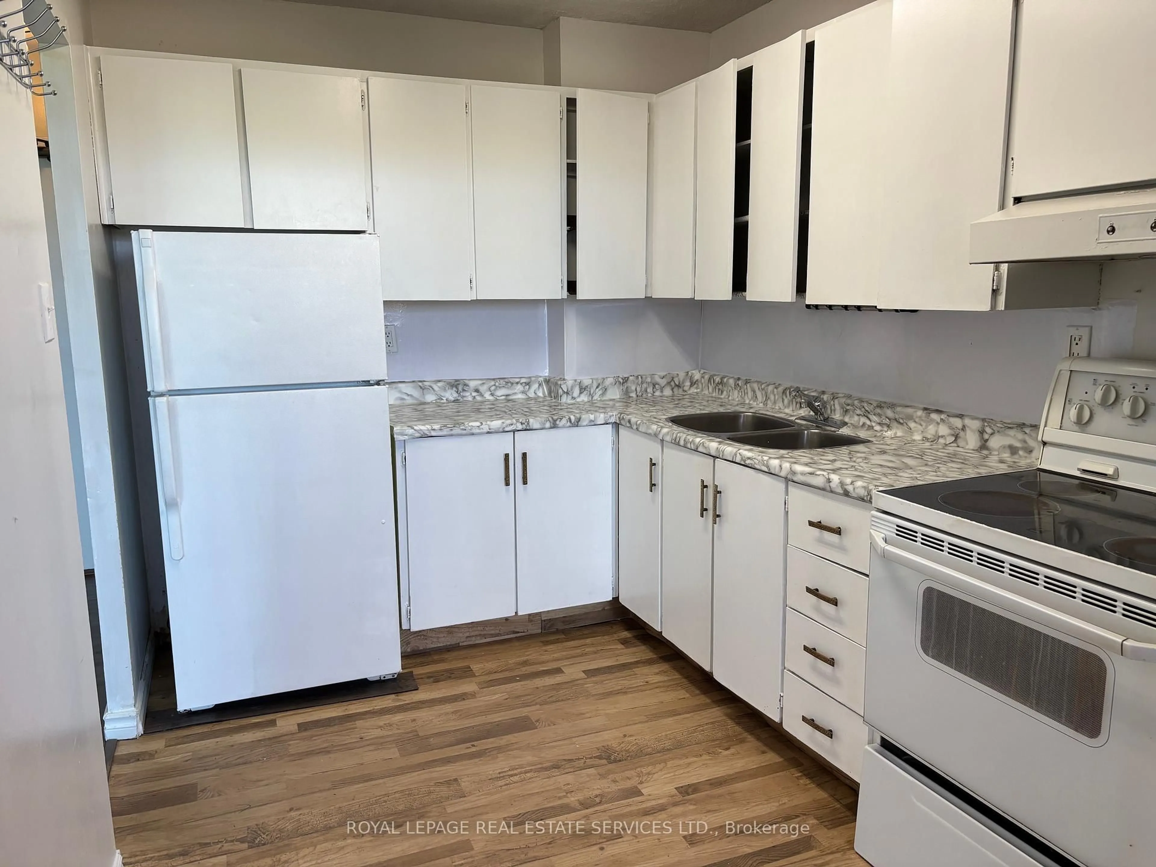 Standard kitchen, unknown for 530 Lolita Gdns #501, Mississauga Ontario L5A 3T2