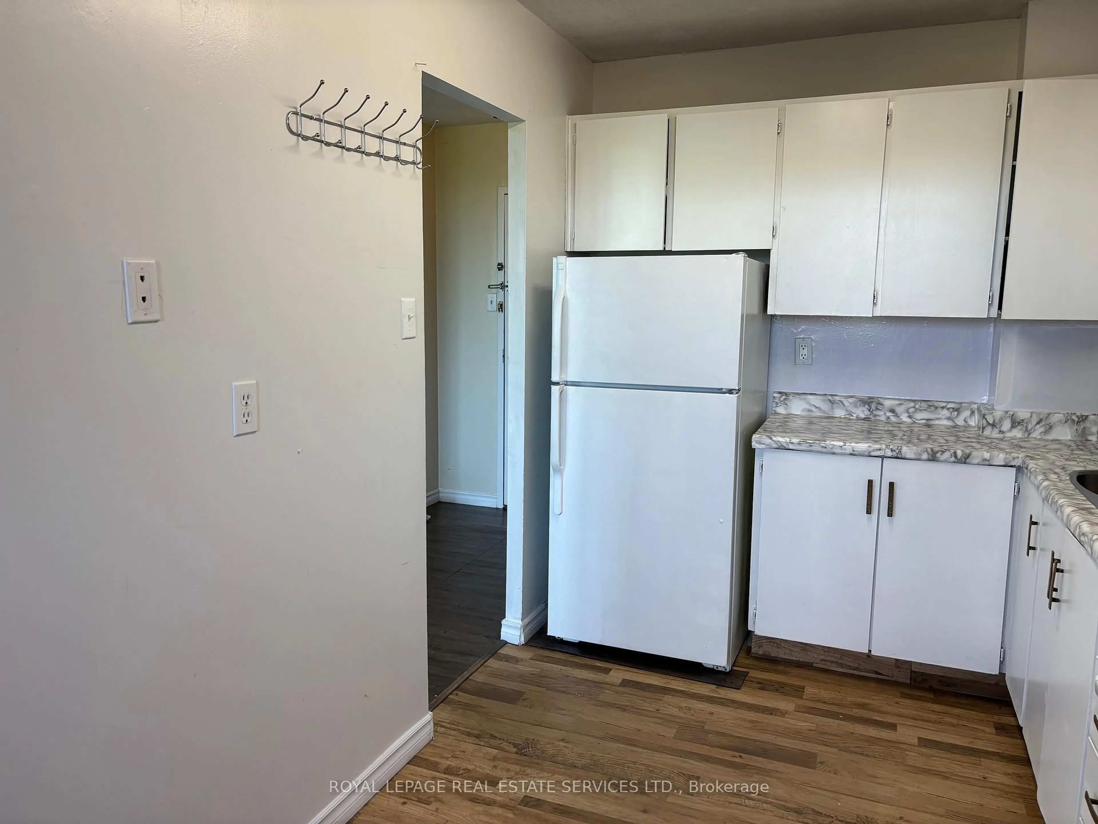Standard kitchen, unknown for 530 Lolita Gdns #501, Mississauga Ontario L5A 3T2