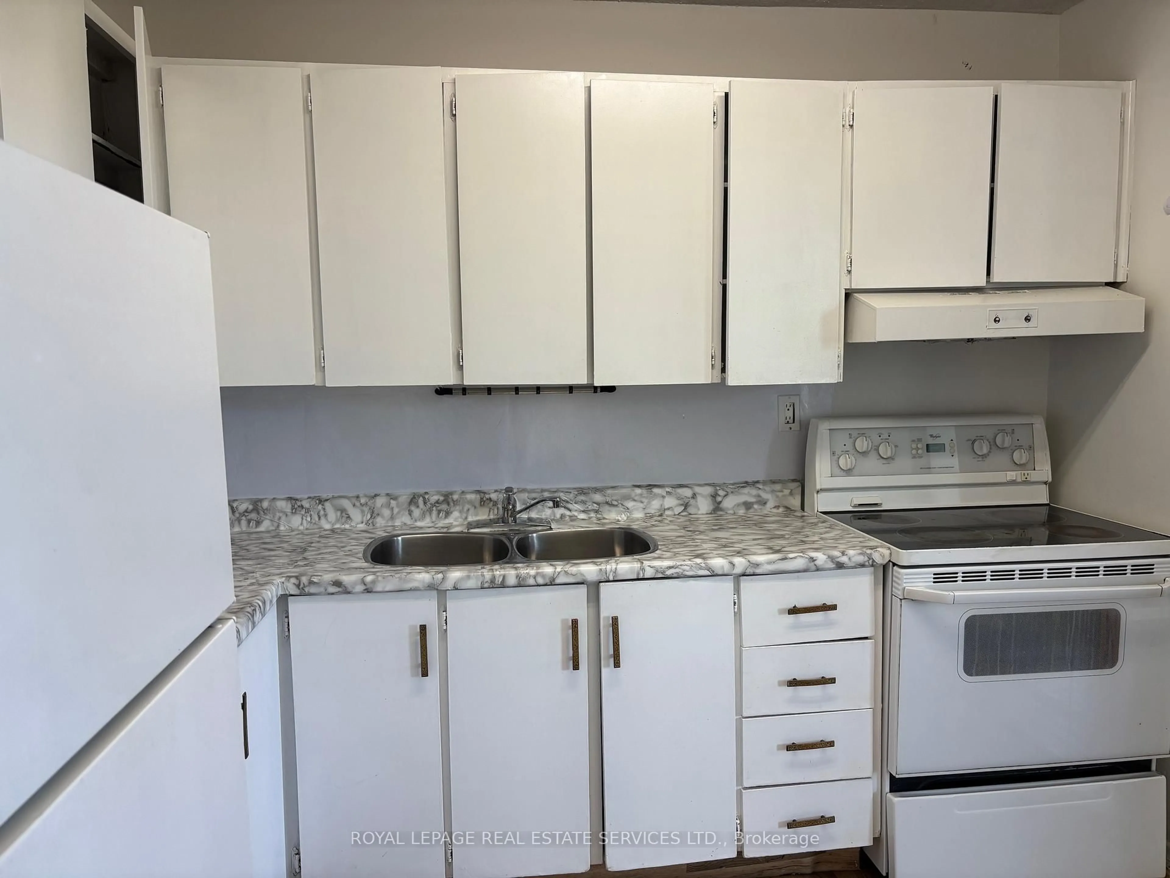 Standard kitchen, wood/laminate floor for 530 Lolita Gdns #501, Mississauga Ontario L5A 3T2