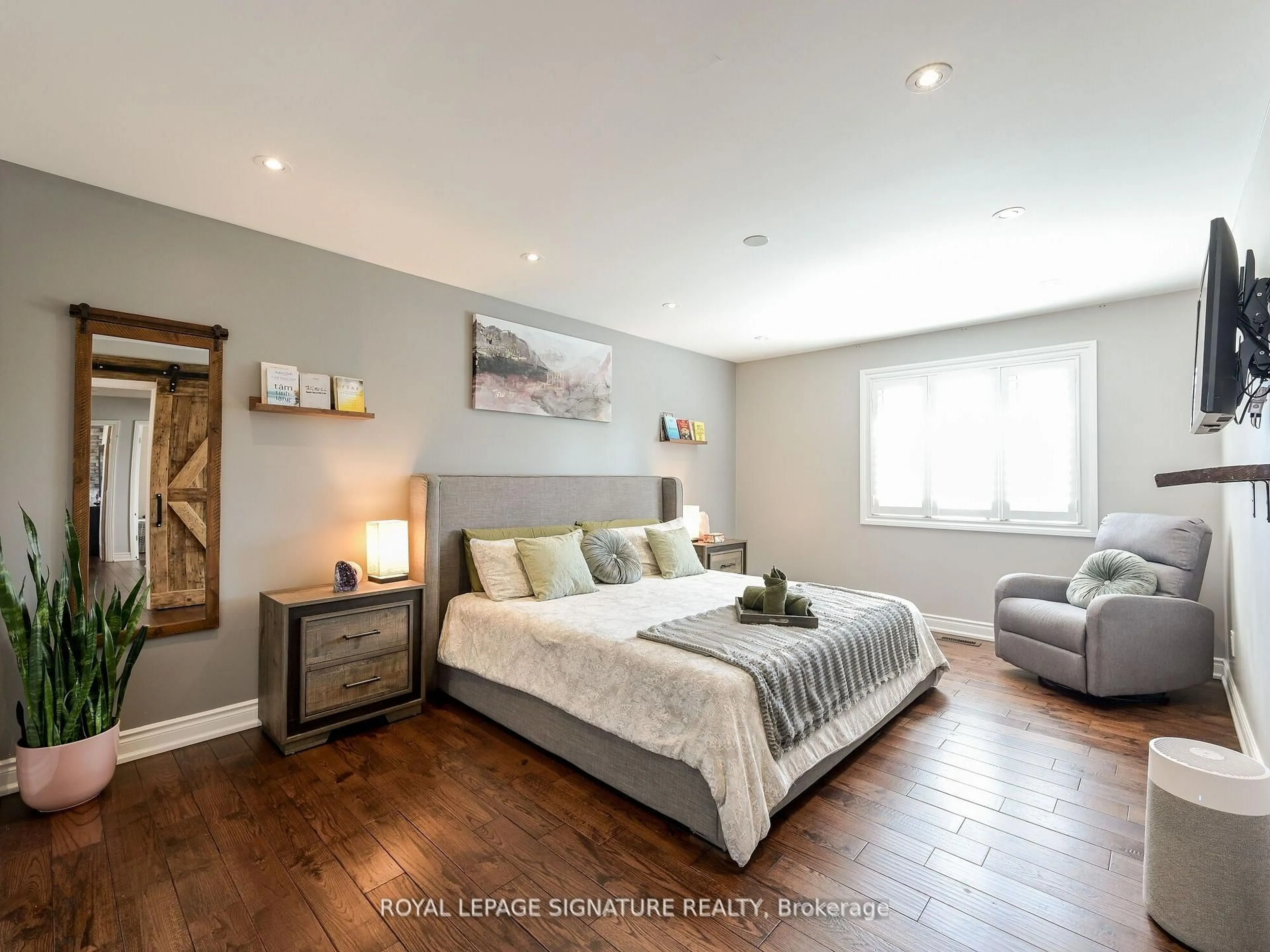 Bedroom with bed, wood/laminate floor for 281 McGill St, Mississauga Ontario L5A 1V3