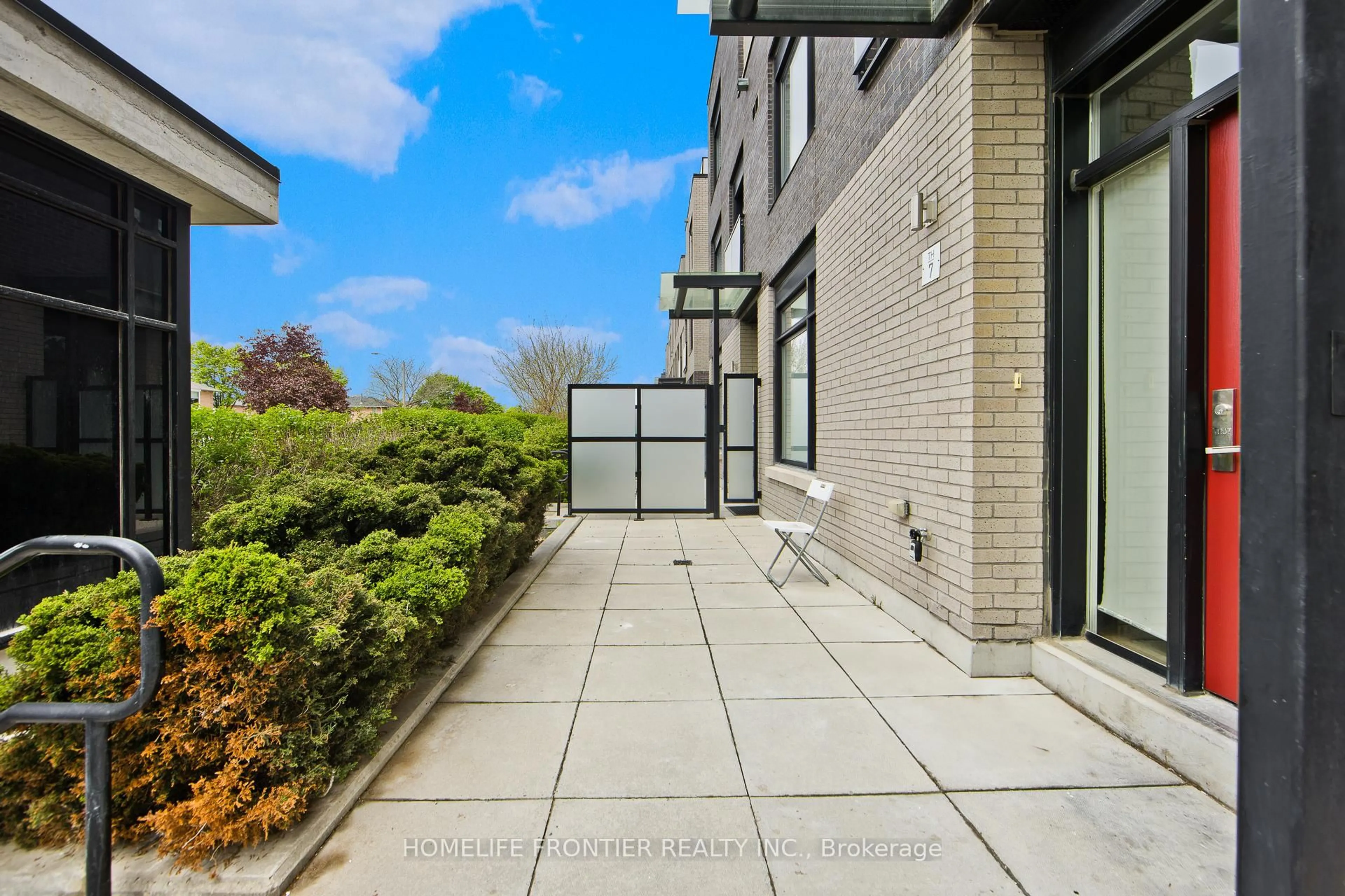 Patio, street for 4020 Parkside Village Dr #7, Mississauga Ontario L5B 0K2