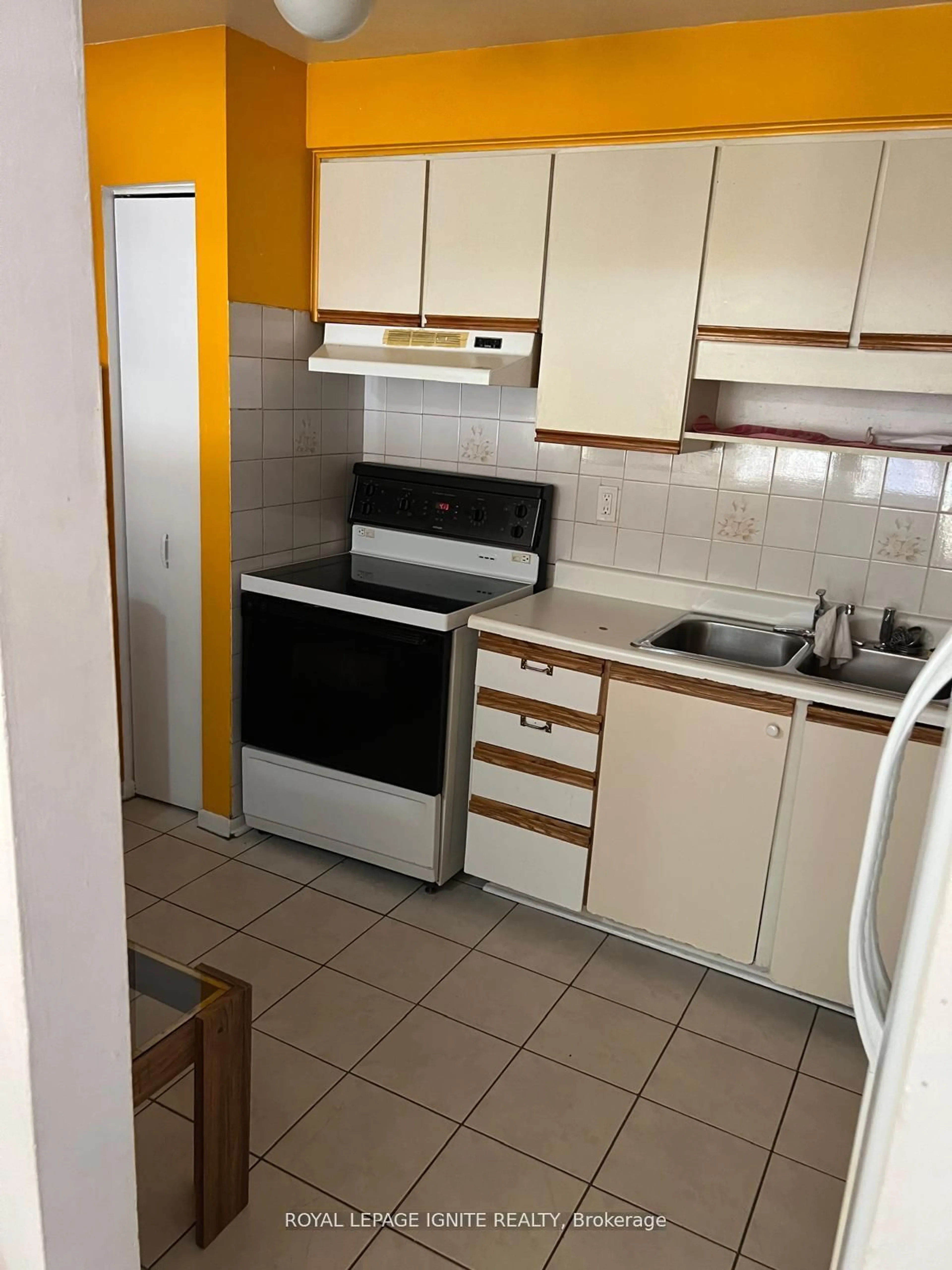 Standard kitchen, floor is not visible for 248 John Garland Blvd #85, Toronto Ontario M9V 1N8
