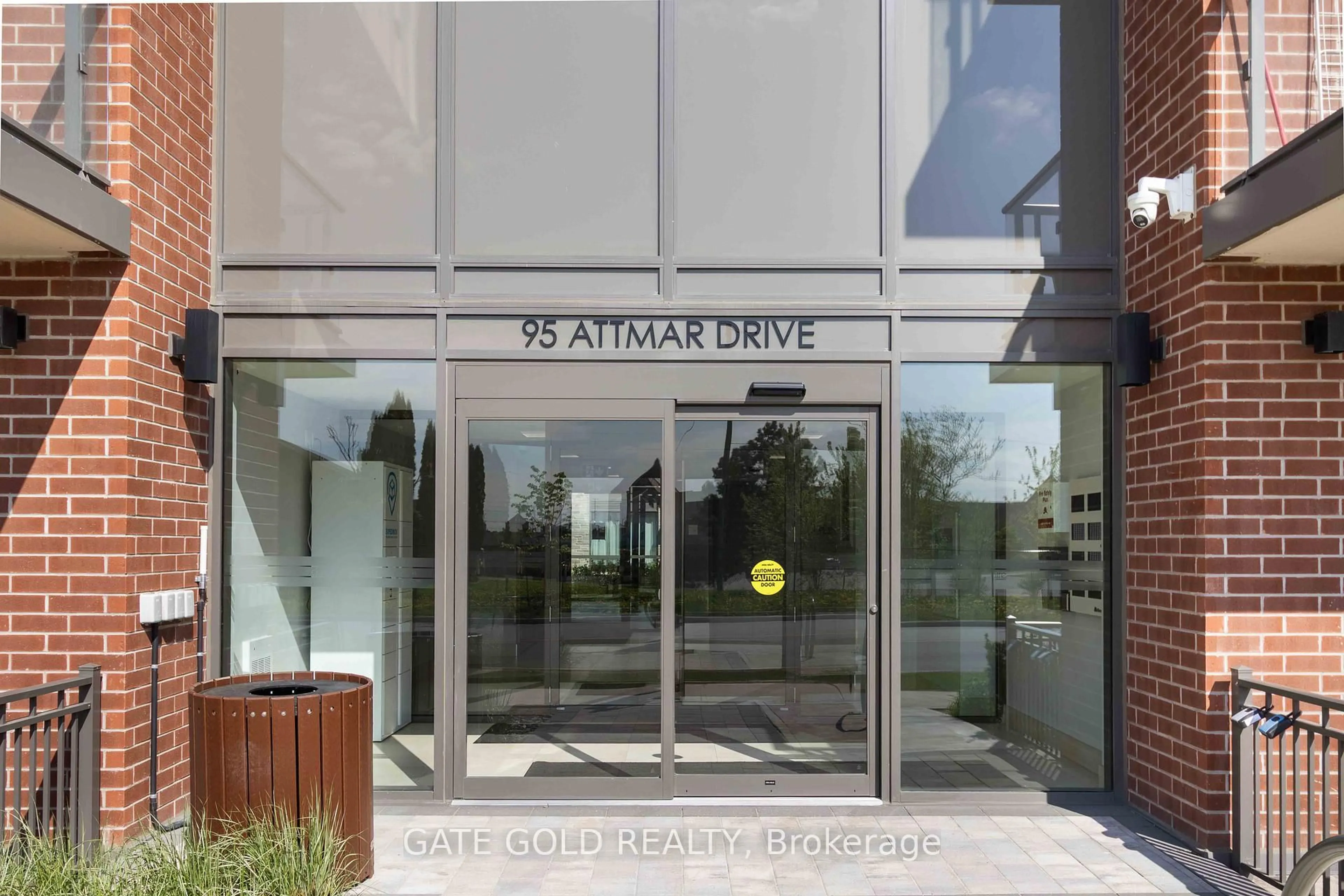Indoor foyer for 95 Attmar Dr #206, Brampton Ontario L6P 0Y6