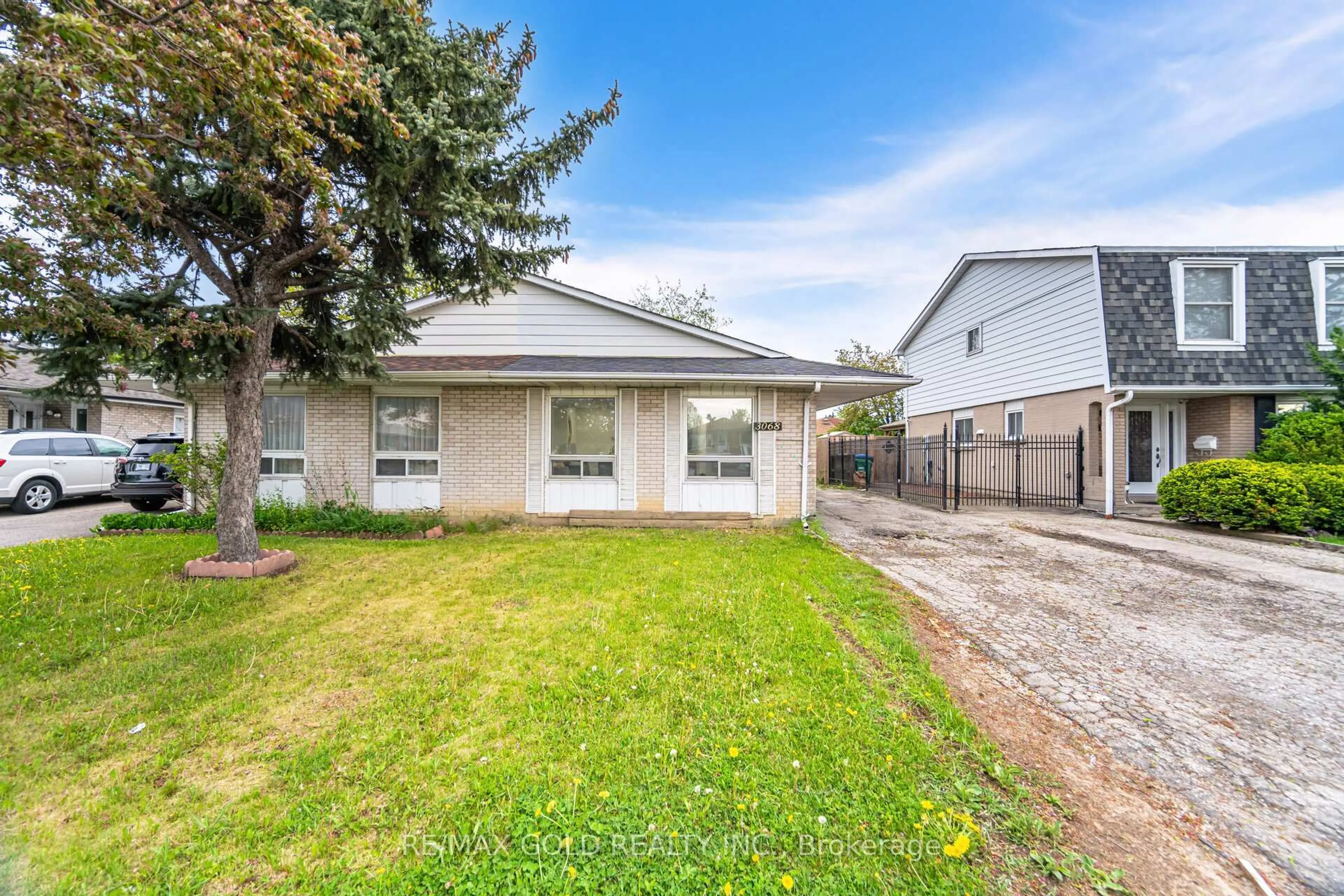 A pic from outside/outdoor area/front of a property/back of a property/a pic from drone, street for 3068 Morning Star Dr, Mississauga Ontario L4T 1X2