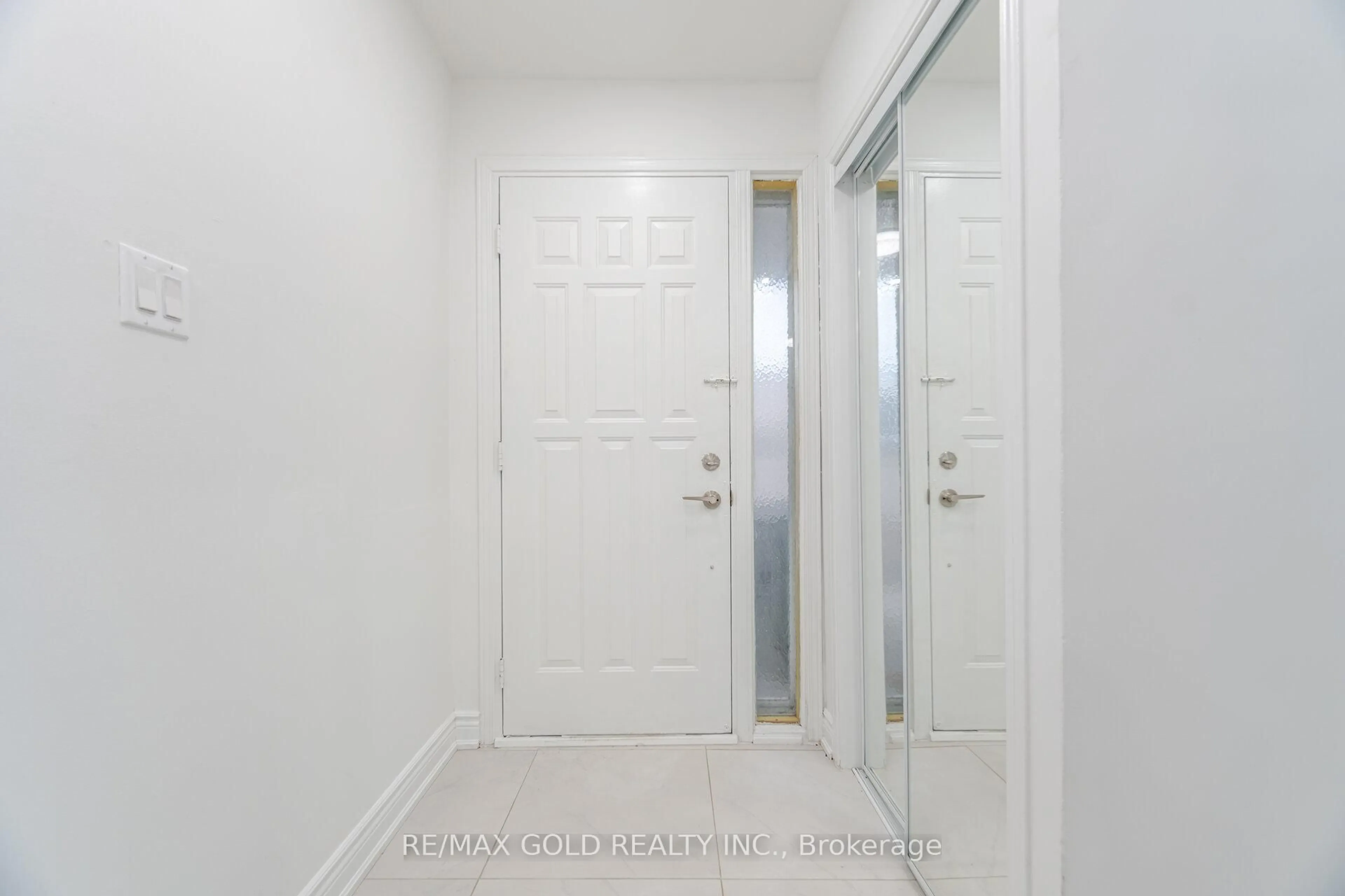 Indoor entryway for 3068 Morning Star Dr, Mississauga Ontario L4T 1X2