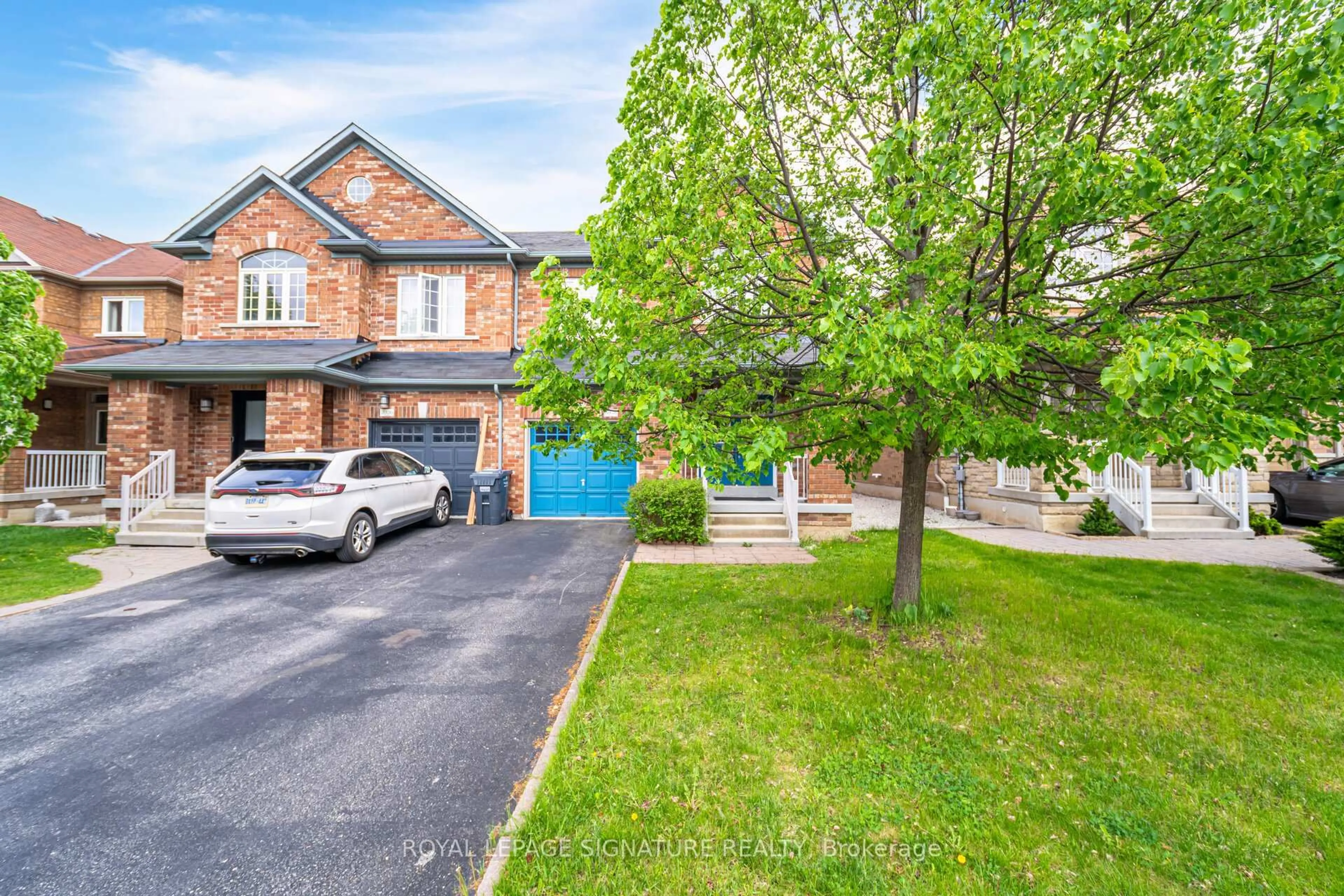A pic from outside/outdoor area/front of a property/back of a property/a pic from drone, street for 3938 Burdette Terr, Mississauga Ontario L5M 0J2