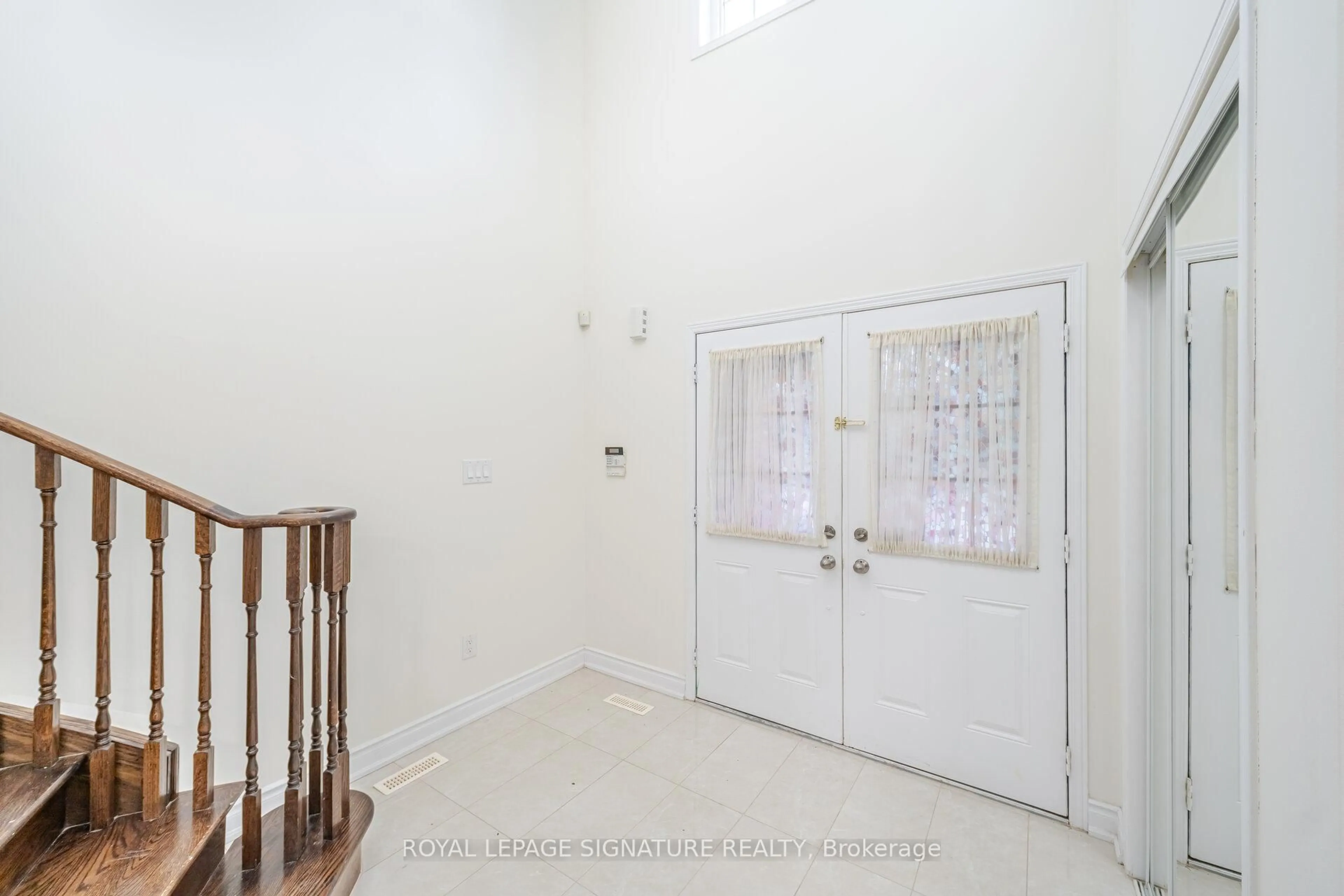 Indoor foyer for 3938 Burdette Terr, Mississauga Ontario L5M 0J2