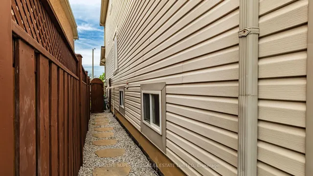 Additional property image - 10 bramoak Cres