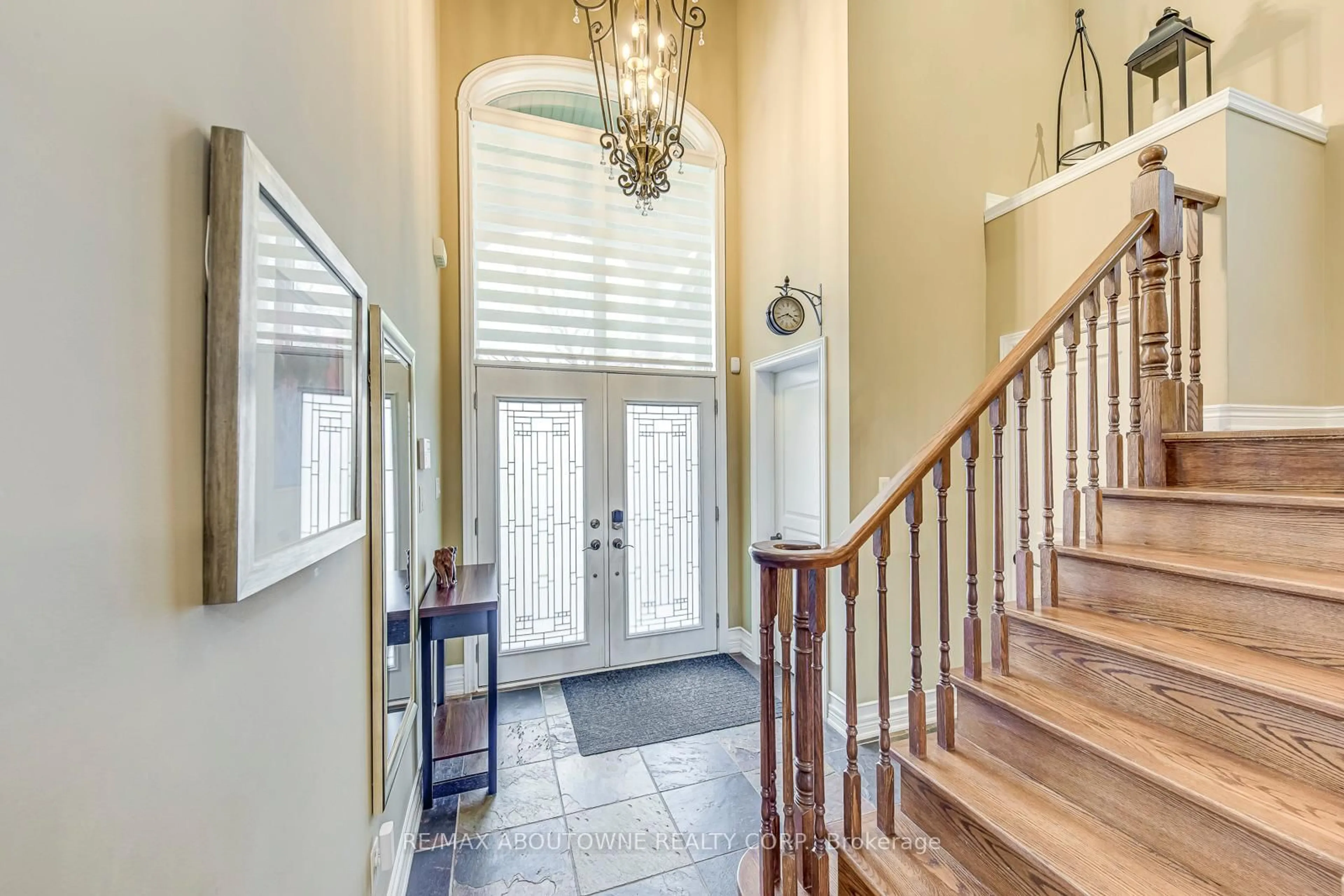 Indoor entryway for 2353 Kwinter Rd, Oakville Ontario L6M 0H3