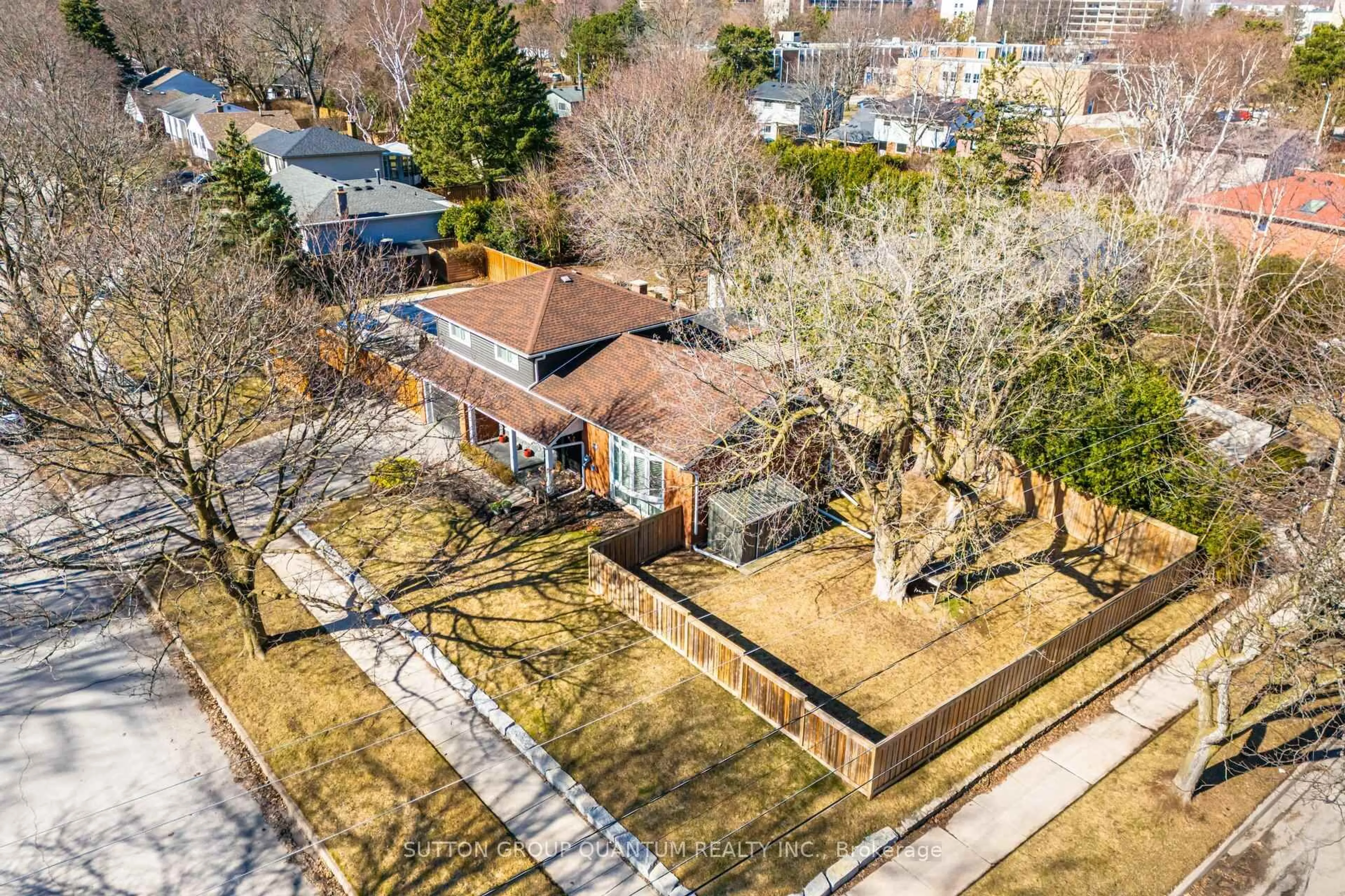 A pic from outside/outdoor area/front of a property/back of a property/a pic from drone, street for 608 Rosedale Cres, Burlington Ontario L7N 2T1