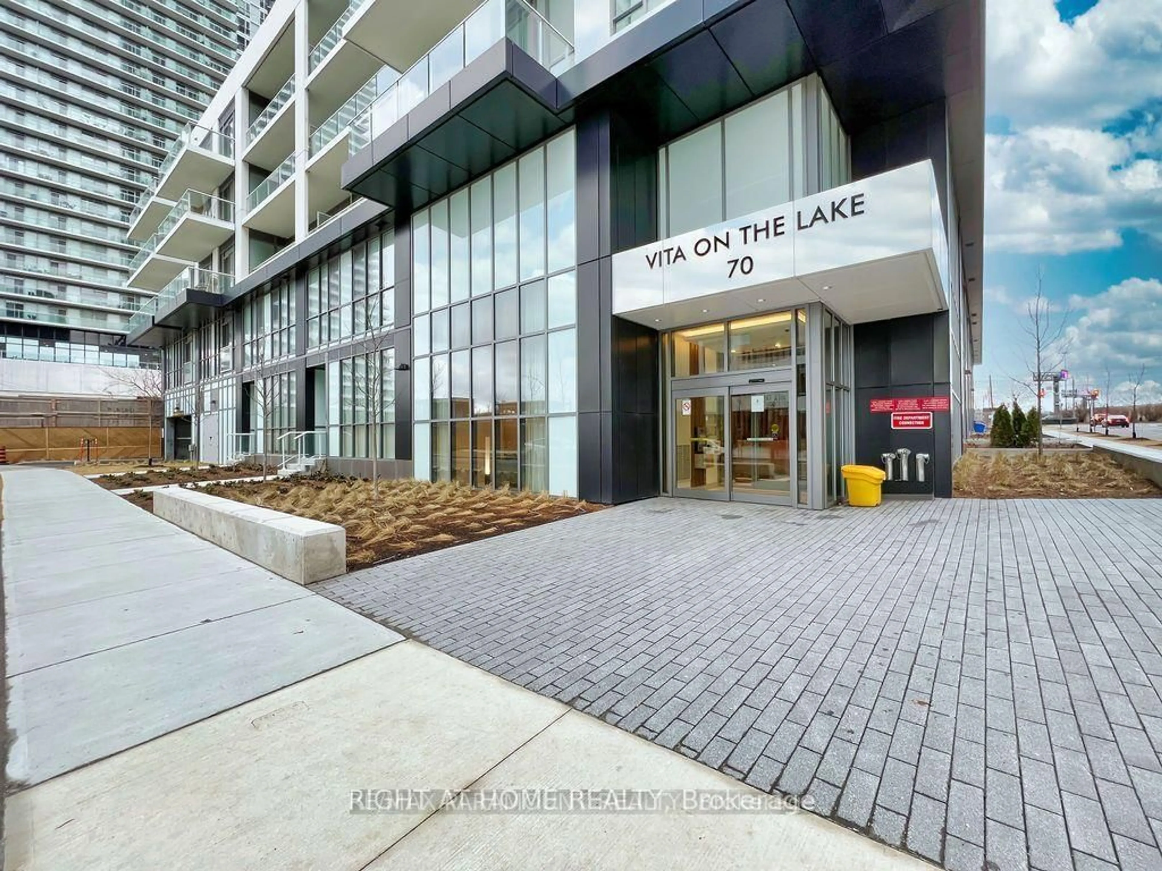 Indoor foyer for 70 Annie Craig Dr #1401, Toronto Ontario M8V 0G2