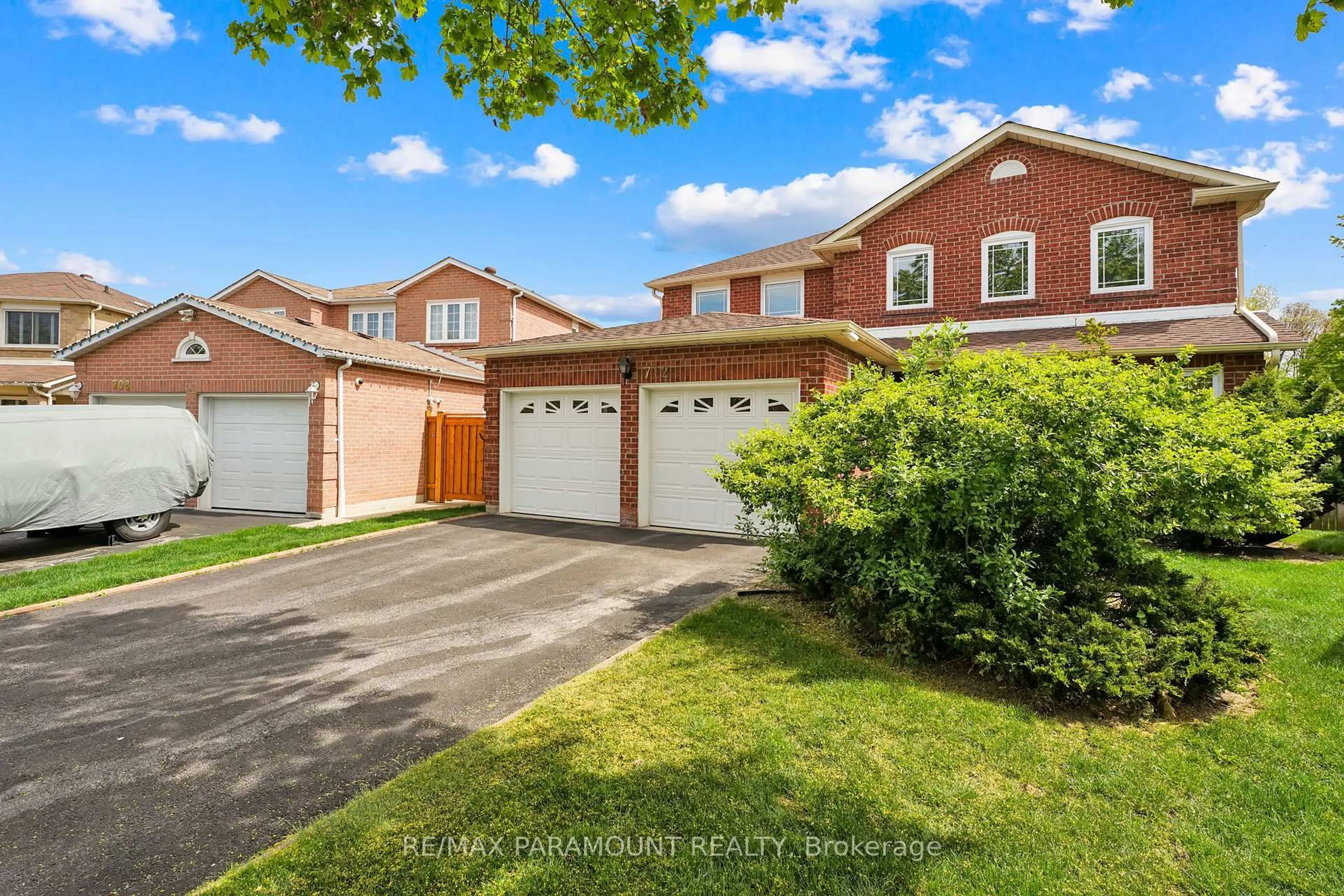 A pic from outside/outdoor area/front of a property/back of a property/a pic from drone, street for 712 Savoy Cres, Mississauga Ontario L5R 3C4