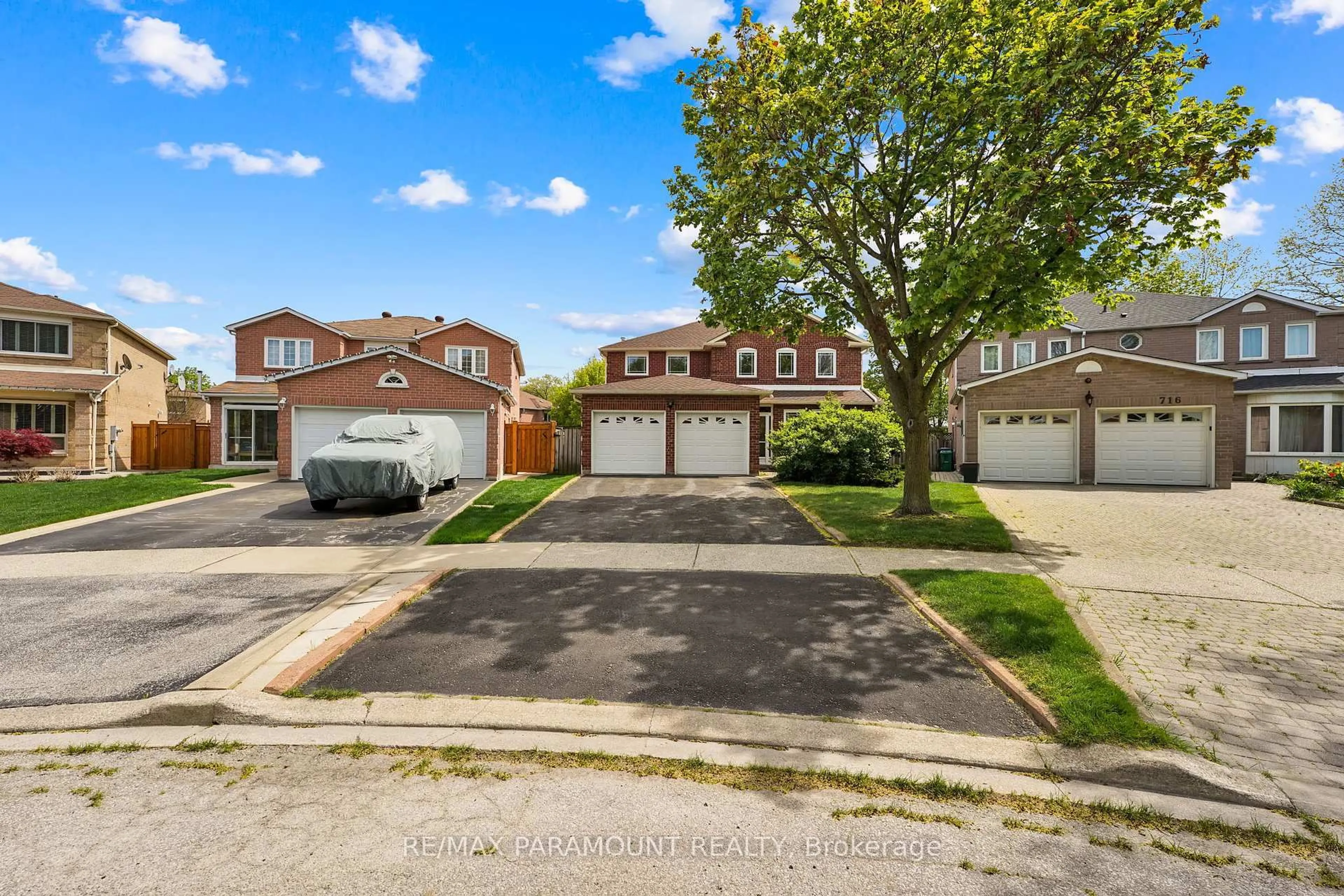 A pic from outside/outdoor area/front of a property/back of a property/a pic from drone, street for 712 Savoy Cres, Mississauga Ontario L5R 3C4