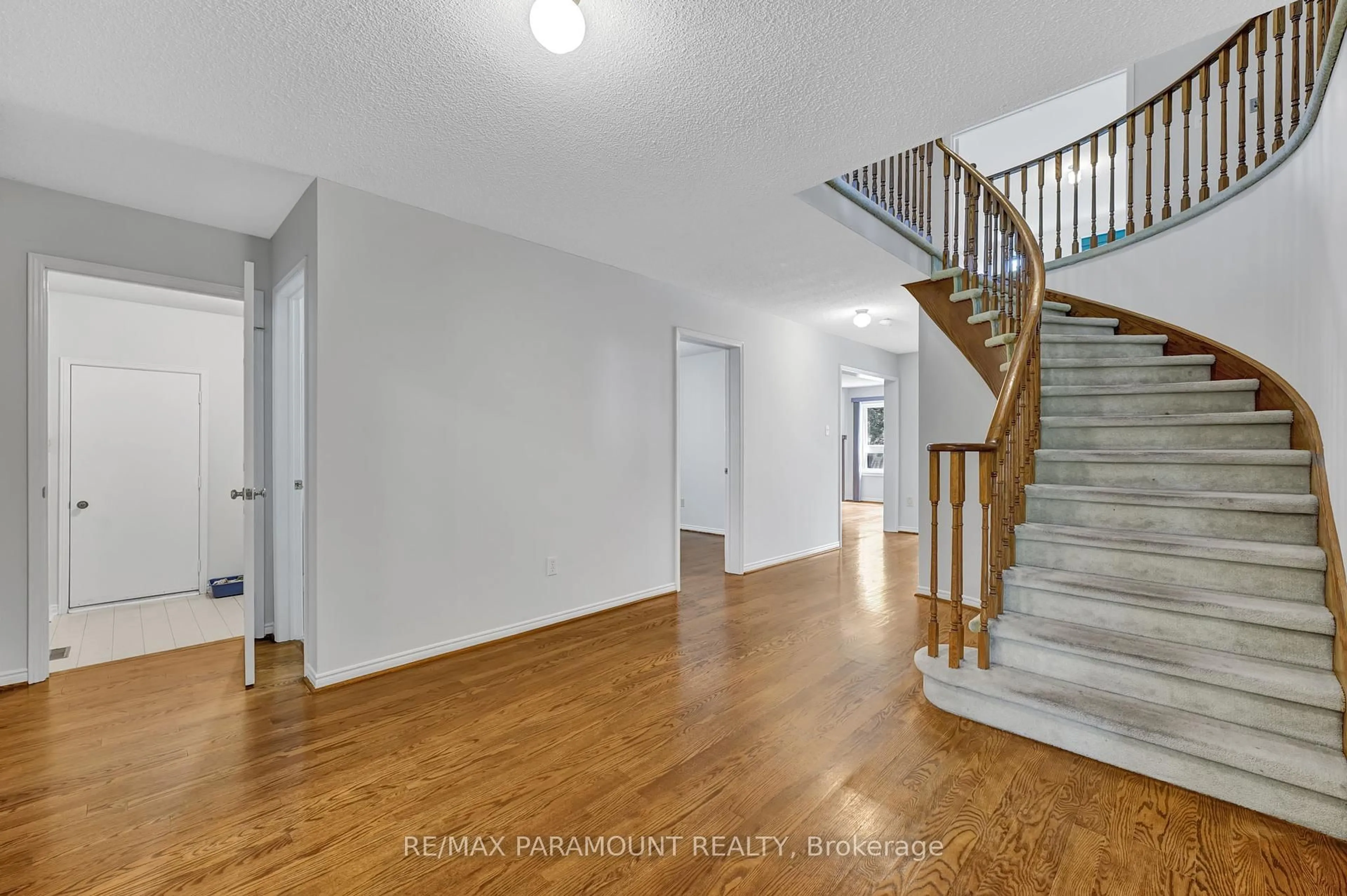 Unknown for 712 Savoy Cres, Mississauga Ontario L5R 3C4