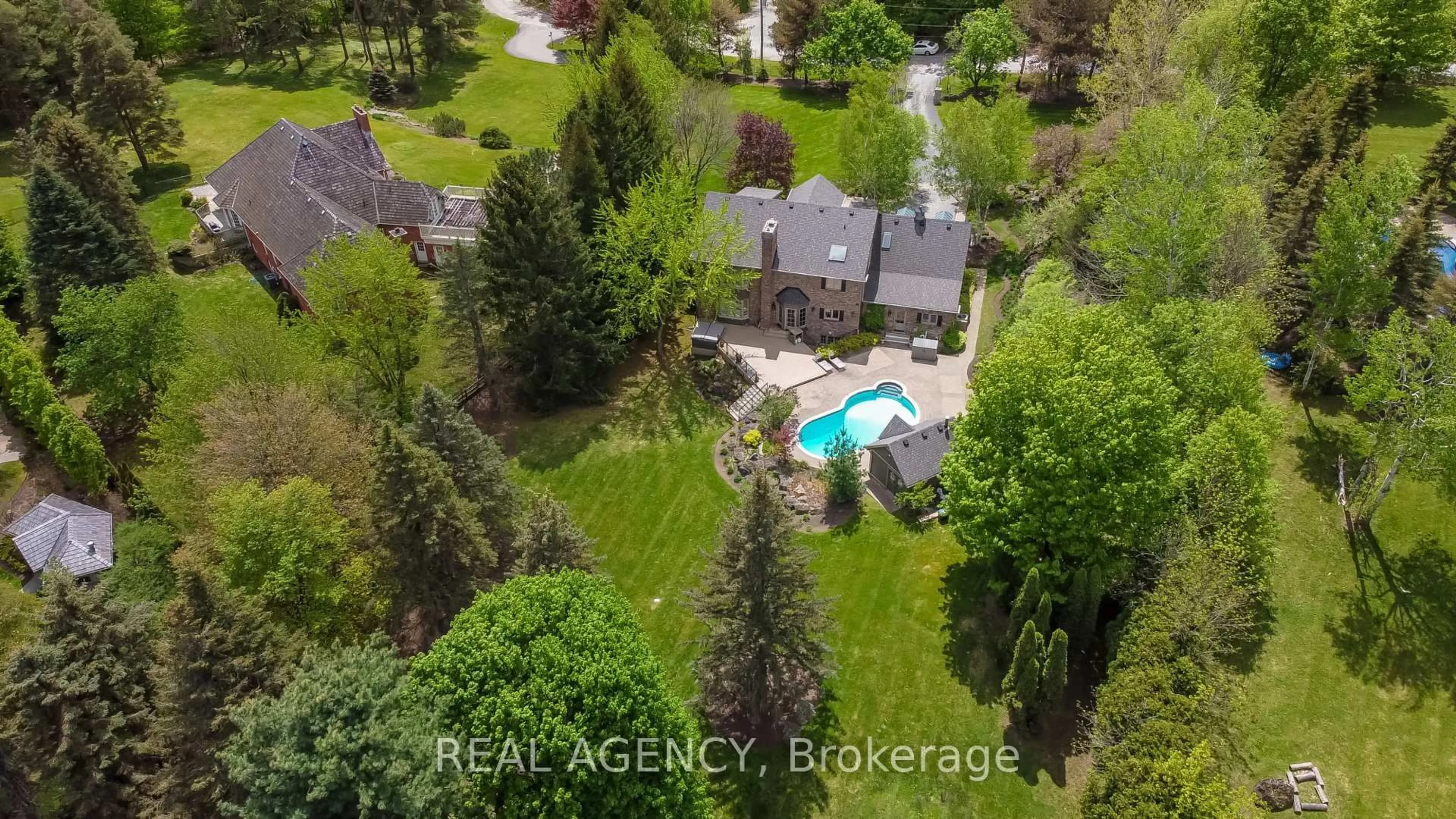 A pic from outside/outdoor area/front of a property/back of a property/a pic from drone, water/lake/river/ocean view for 6345 Mcniven Crt, Burlington Ontario L7P 0K7