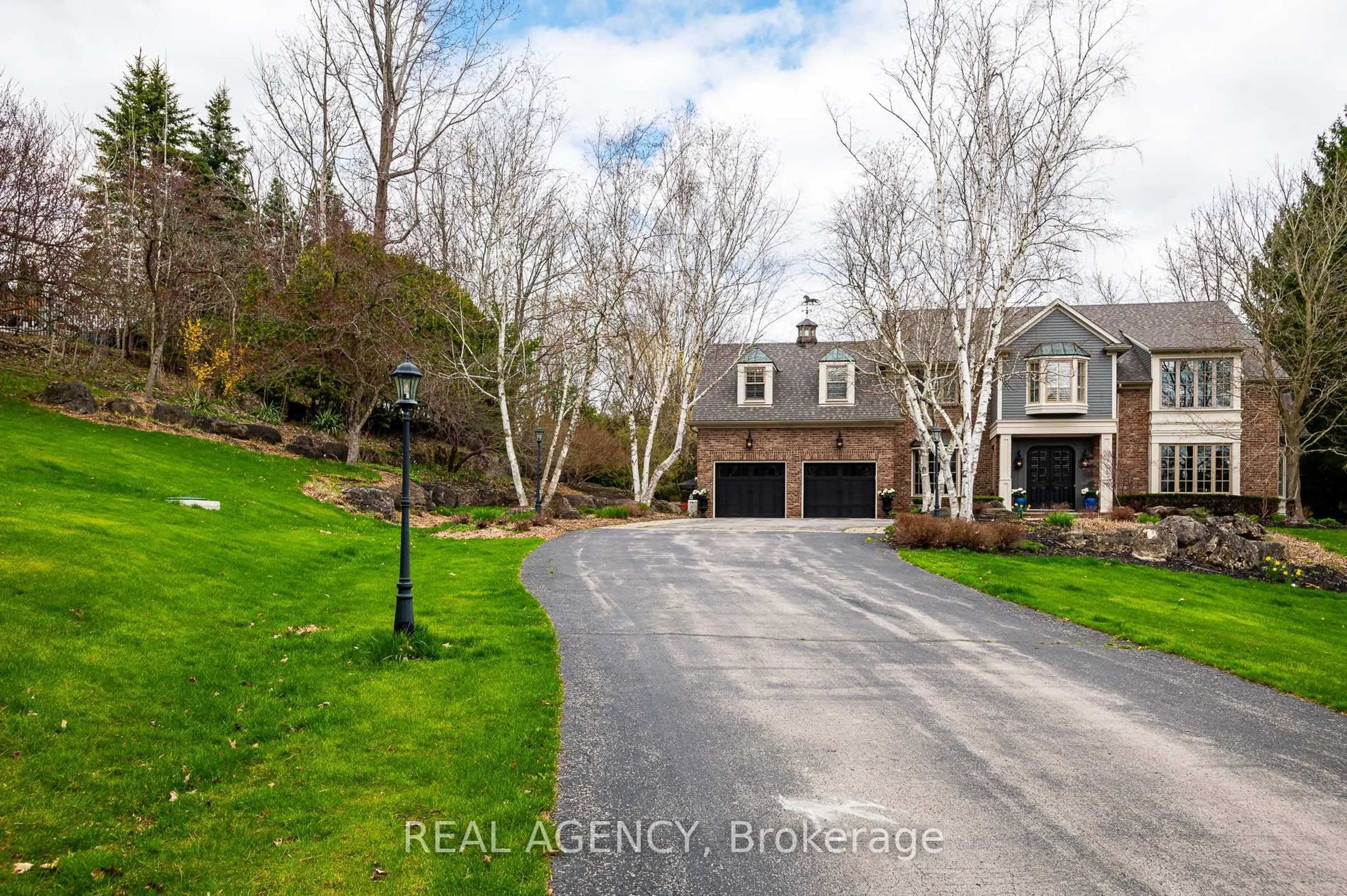 A pic from outside/outdoor area/front of a property/back of a property/a pic from drone, street for 6345 Mcniven Crt, Burlington Ontario L7P 0K7