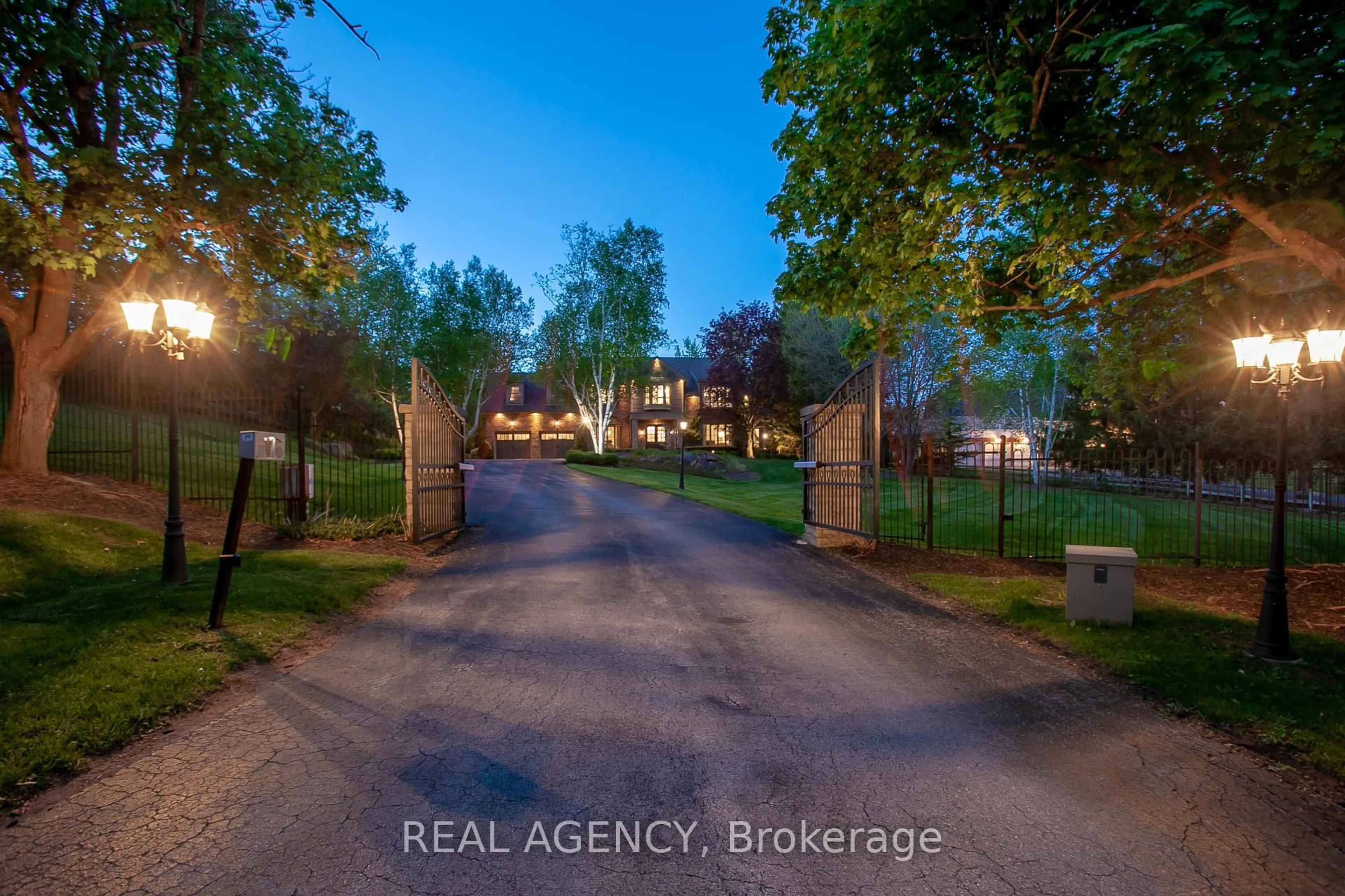 A pic from outside/outdoor area/front of a property/back of a property/a pic from drone, street for 6345 Mcniven Crt, Burlington Ontario L7P 0K7