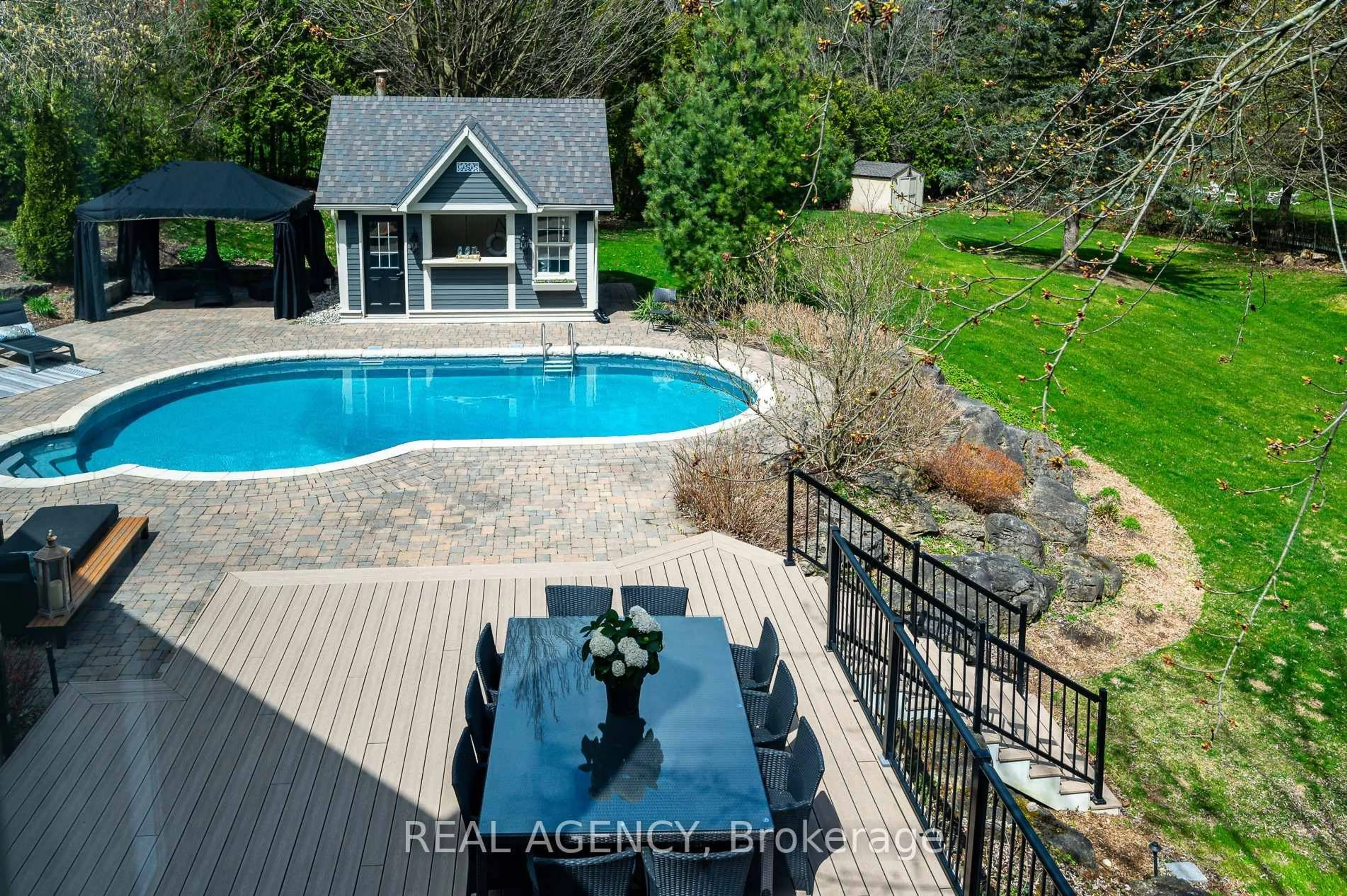 A pic from outside/outdoor area/front of a property/back of a property/a pic from drone, water/lake/river/ocean view for 6345 Mcniven Crt, Burlington Ontario L7P 0K7
