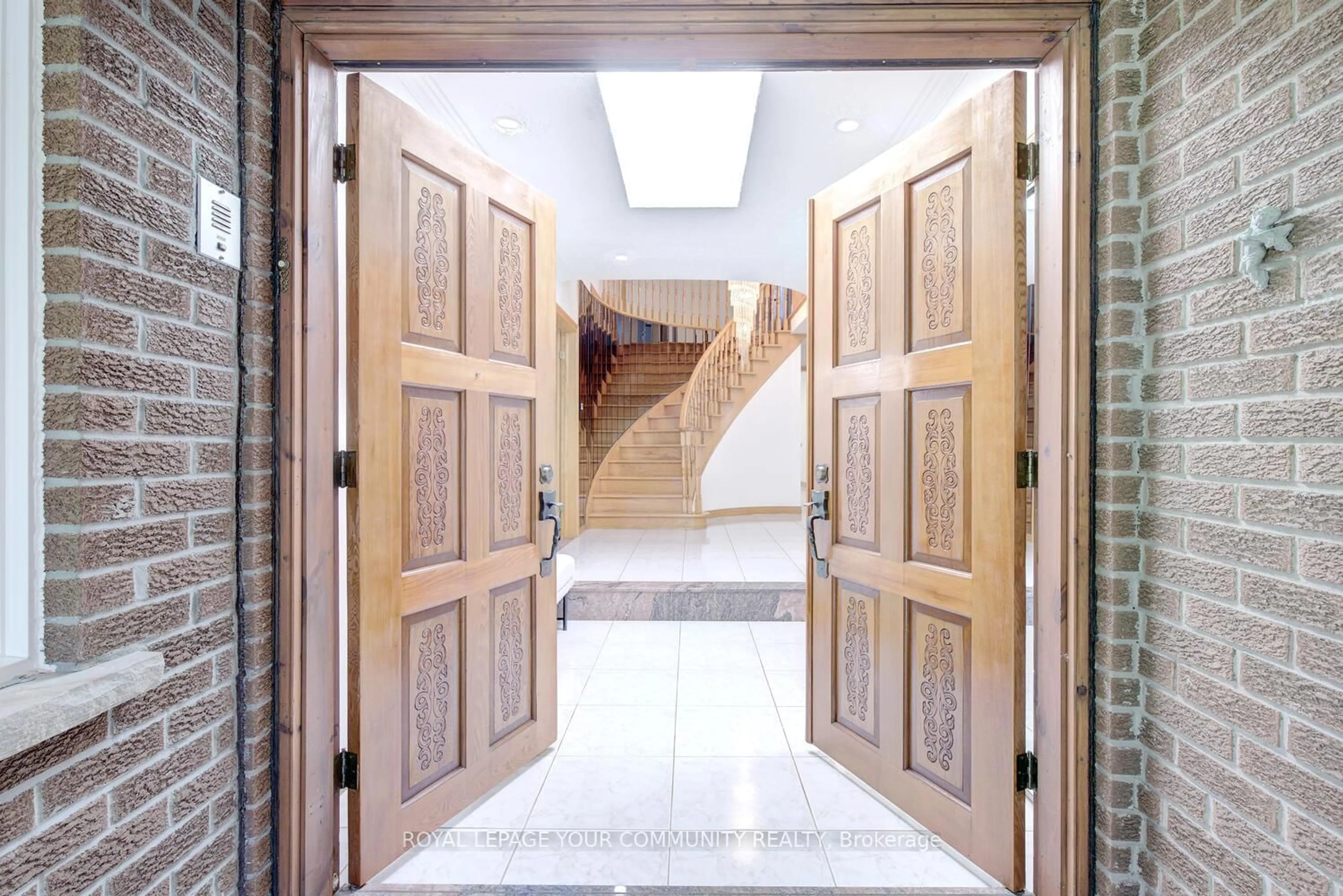 Indoor foyer for 1745 Beechknoll Ave, Mississauga Ontario L4W 3R5