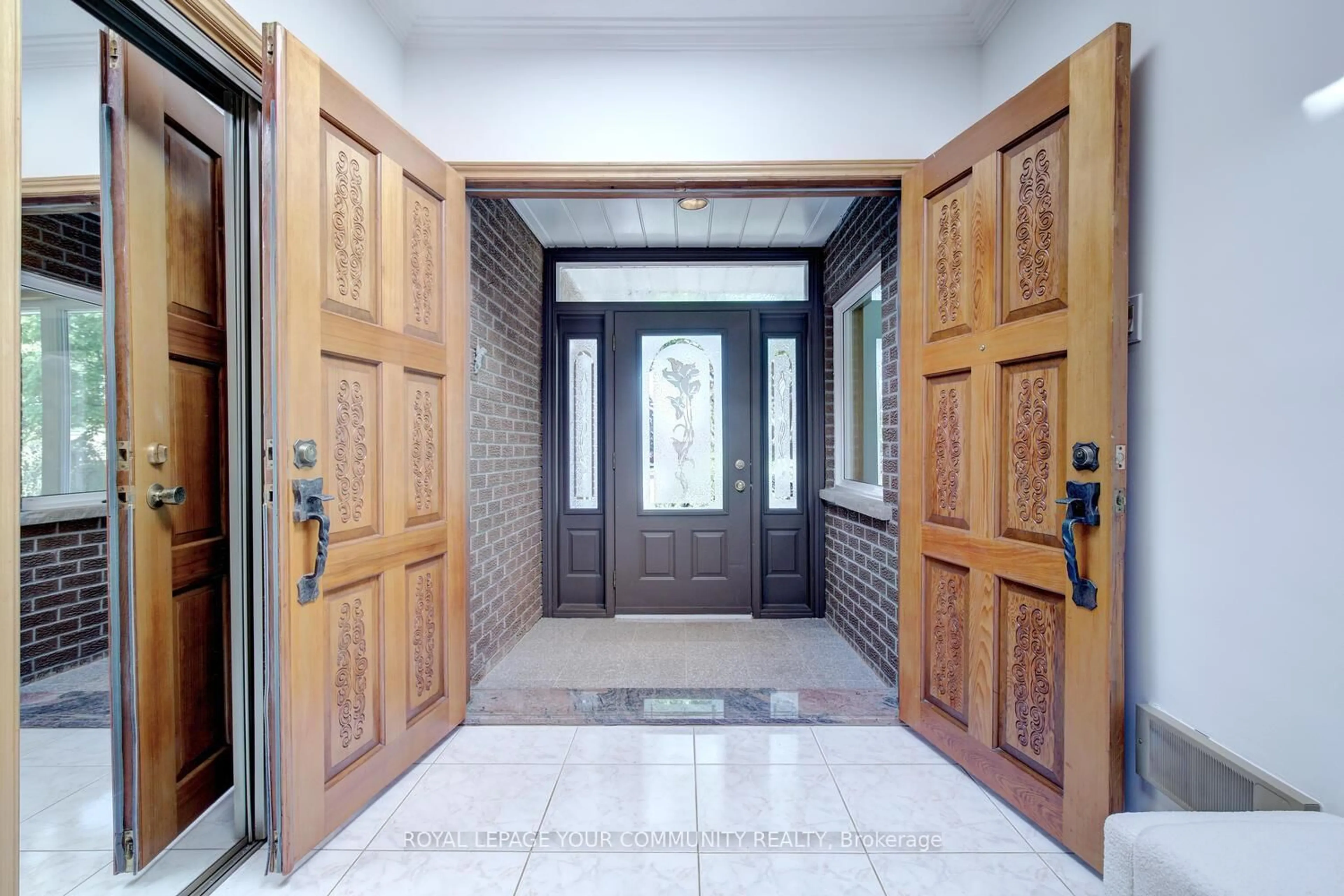 Indoor foyer for 1745 Beechknoll Ave, Mississauga Ontario L4W 3R5