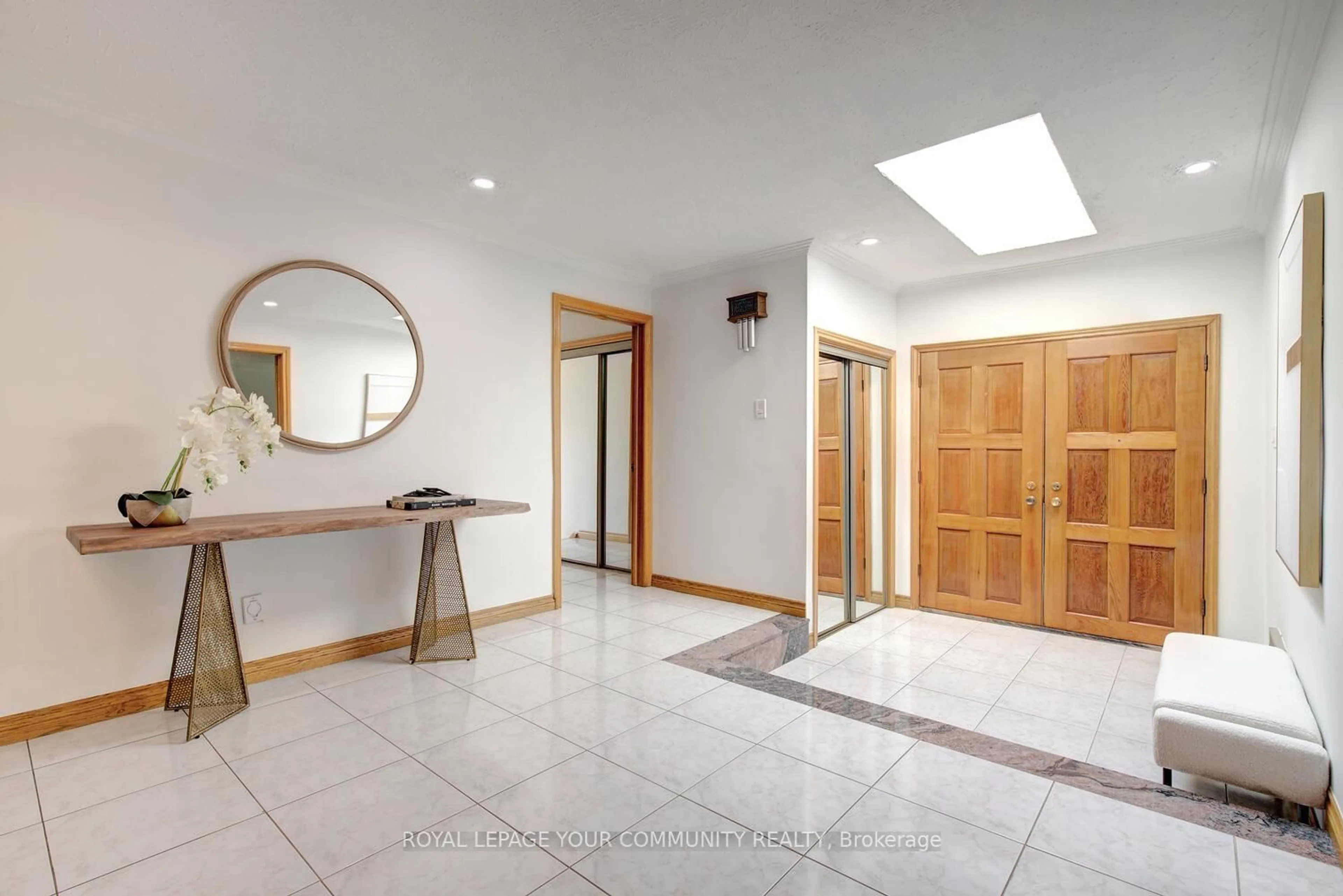 Indoor foyer for 1745 Beechknoll Ave, Mississauga Ontario L4W 3R5