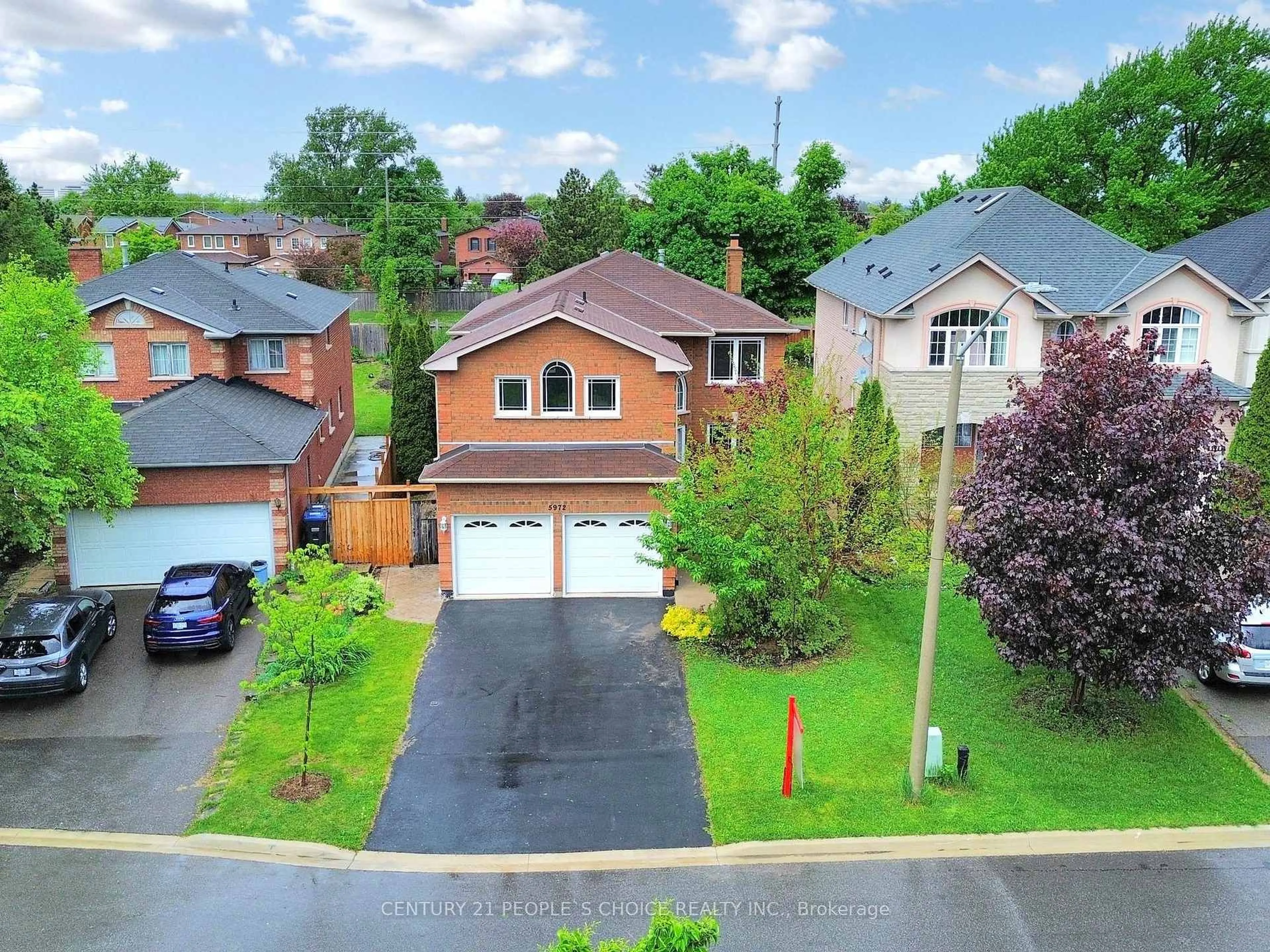 A pic from outside/outdoor area/front of a property/back of a property/a pic from drone, street for 5972 Aquarius Crt, Mississauga Ontario L5M 4Z9