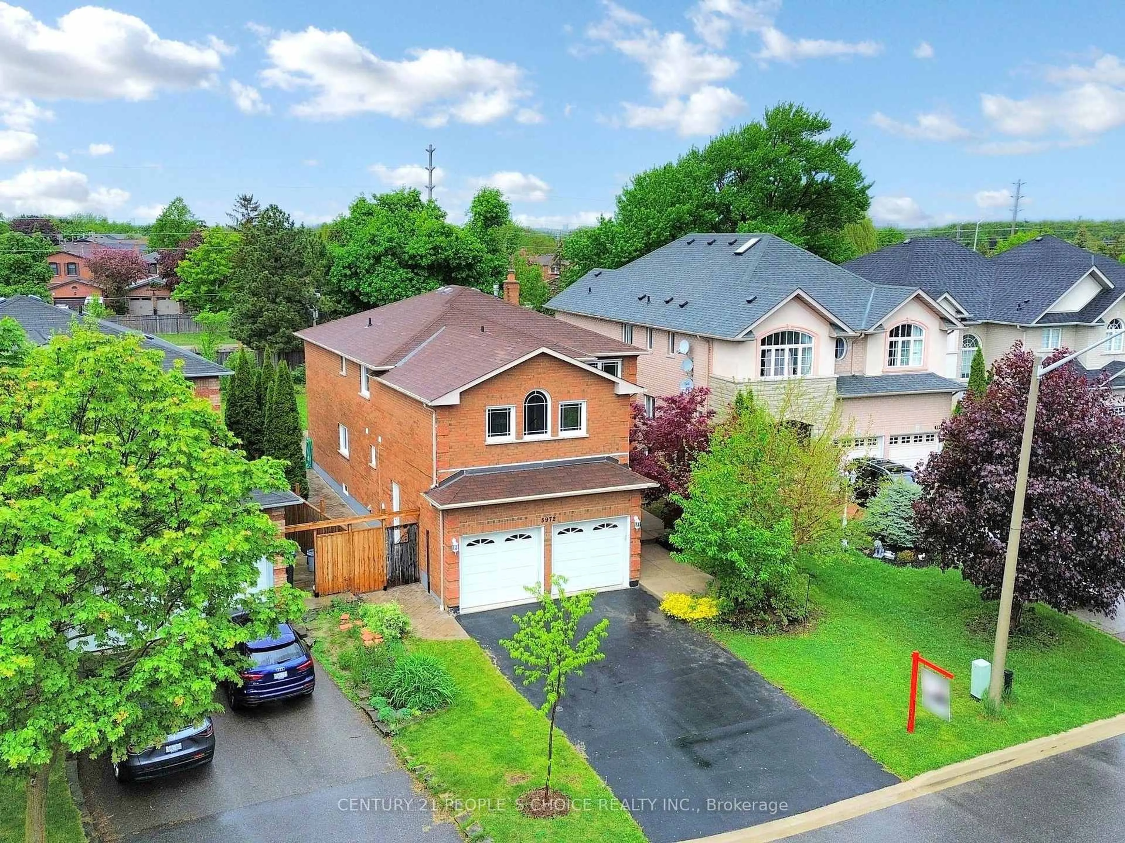 A pic from outside/outdoor area/front of a property/back of a property/a pic from drone, street for 5972 Aquarius Crt, Mississauga Ontario L5M 4Z9