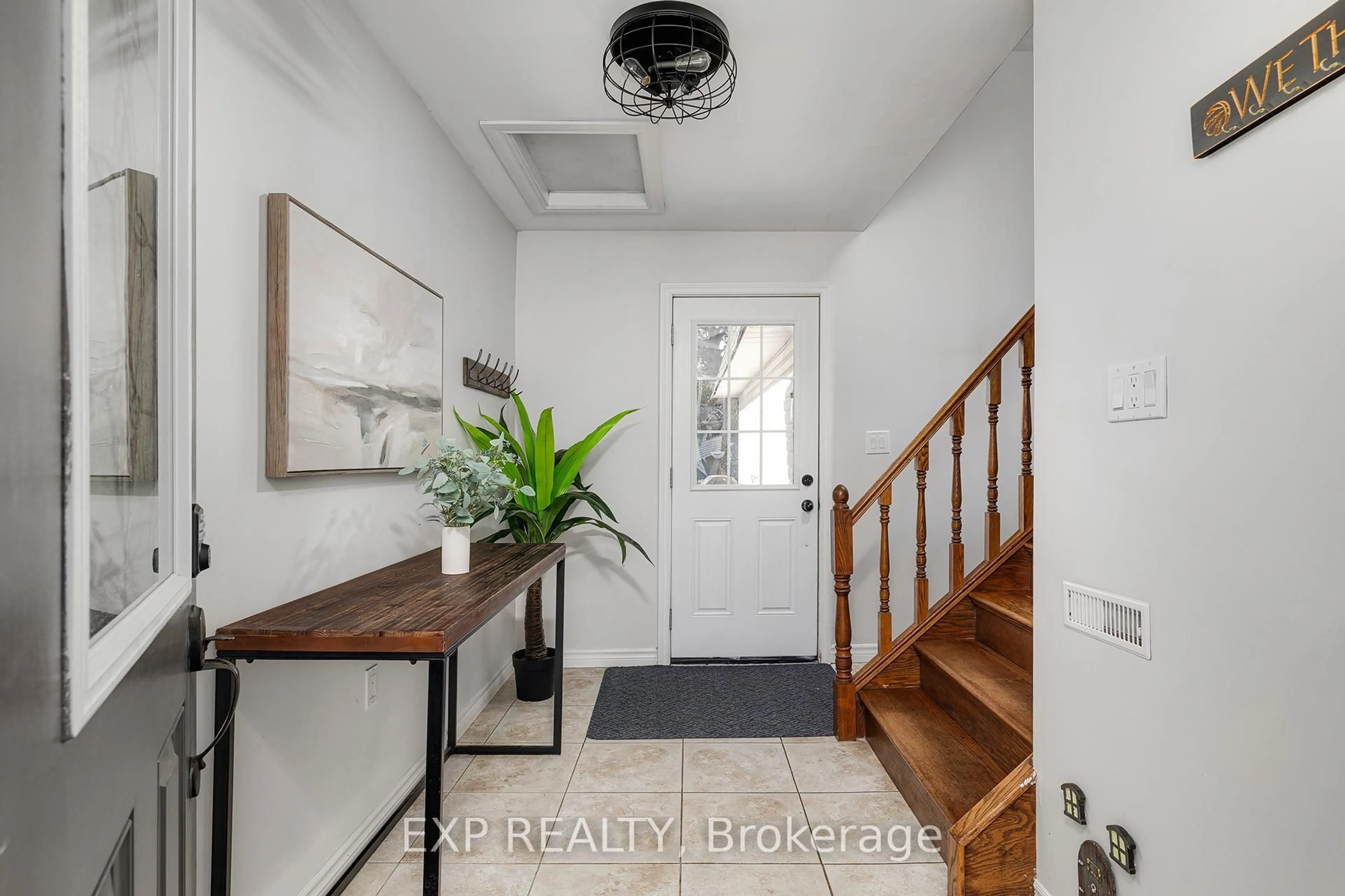 Indoor entryway for 95 Avonmore Cres, Orangeville Ontario L9W 3C2
