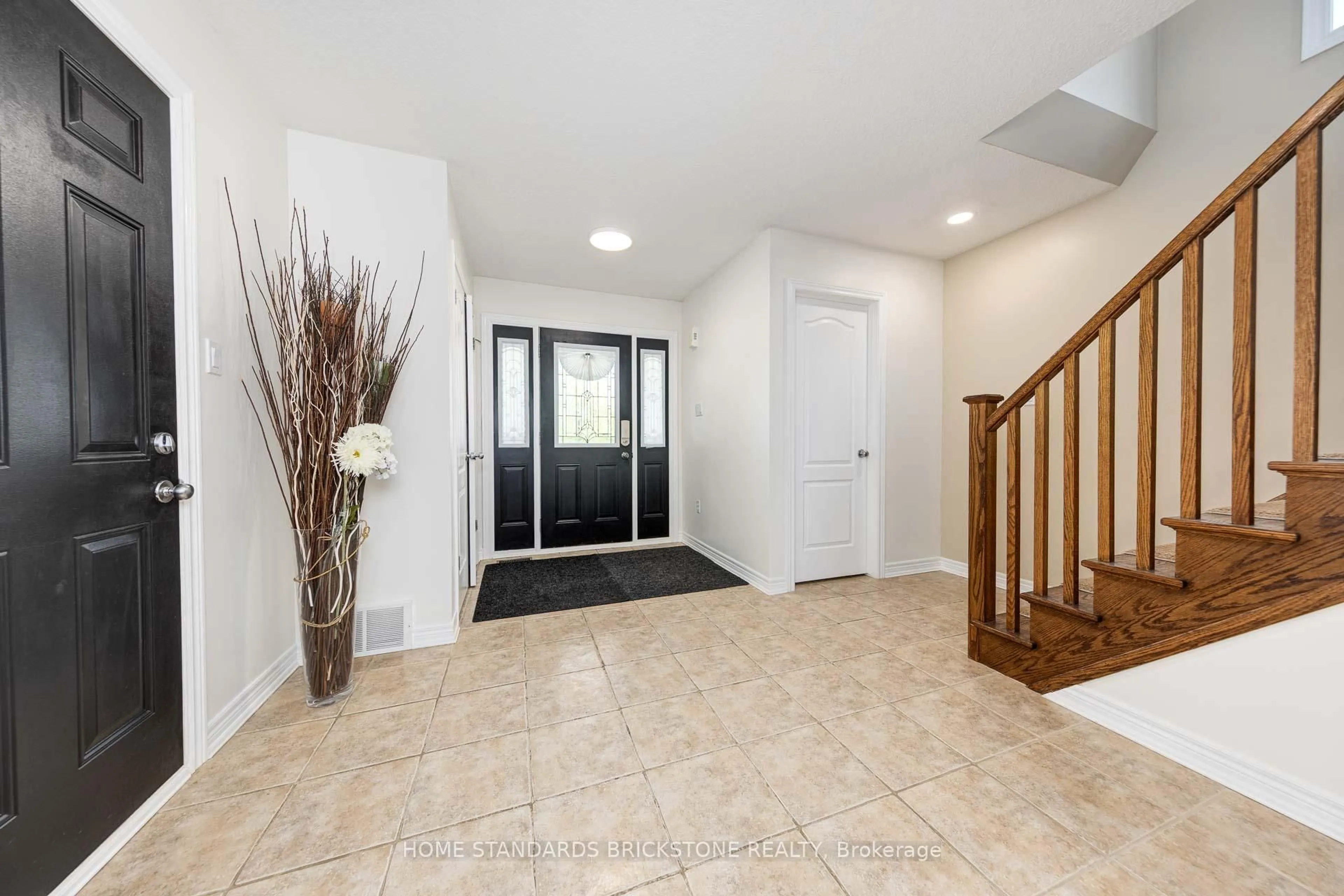 Indoor entryway for 68 Sandringham Circ, Orangeville Ontario L9W 0A6