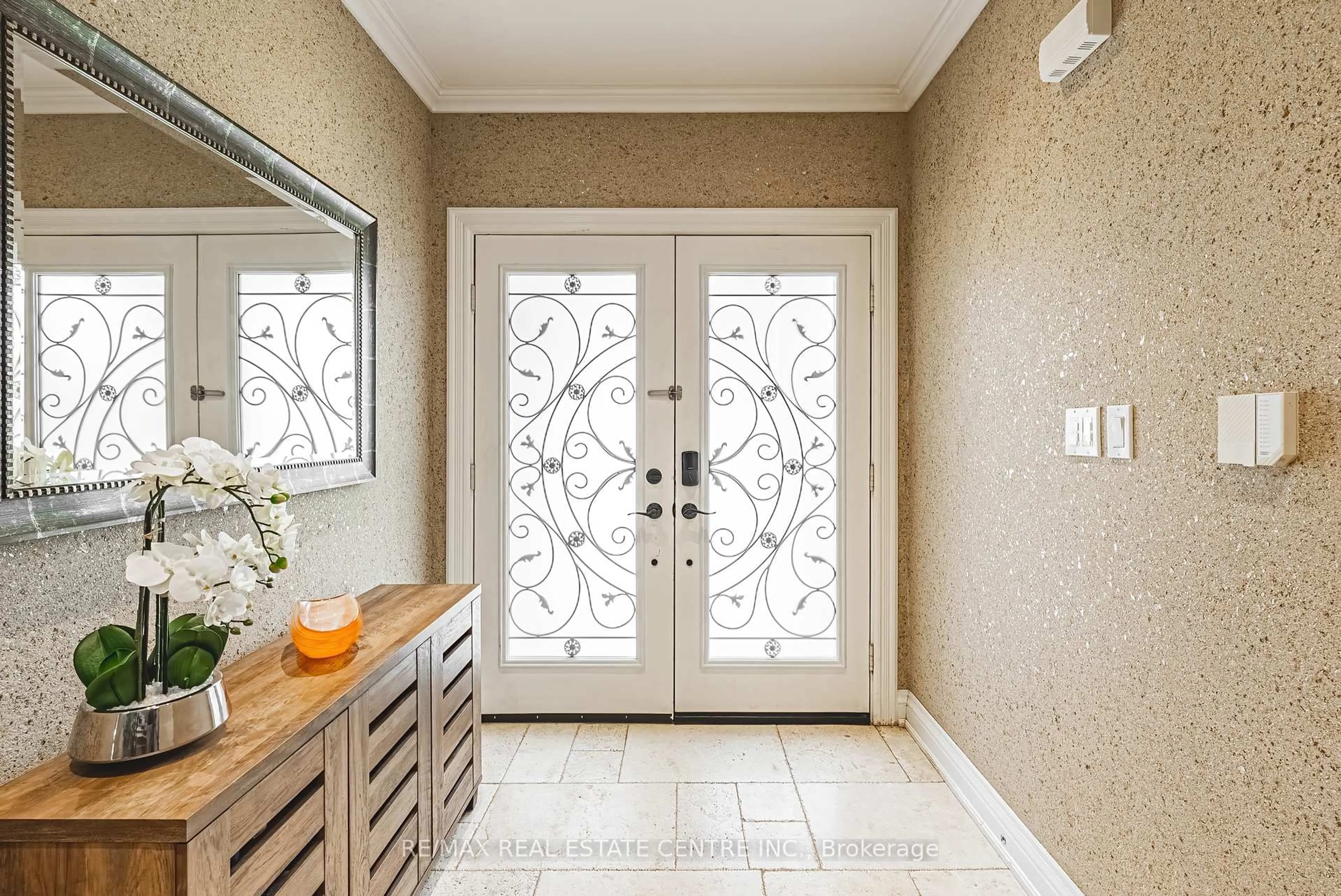 Indoor entryway for 3360 Laburnum Cres, Mississauga Ontario L5N 7M1