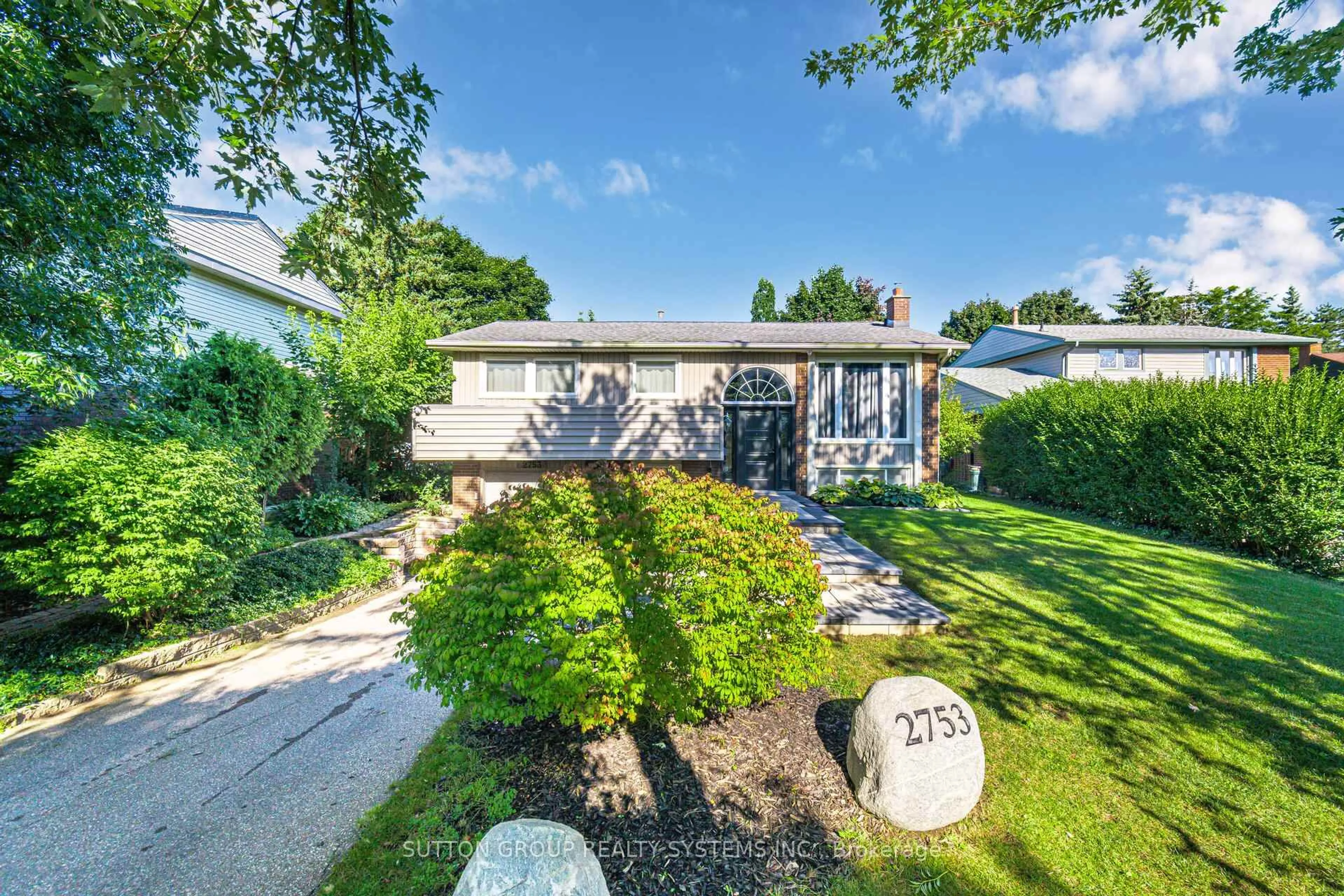 A pic from outside/outdoor area/front of a property/back of a property/a pic from drone, street for 2753 Inlake Crt, Mississauga Ontario L5N 2A4