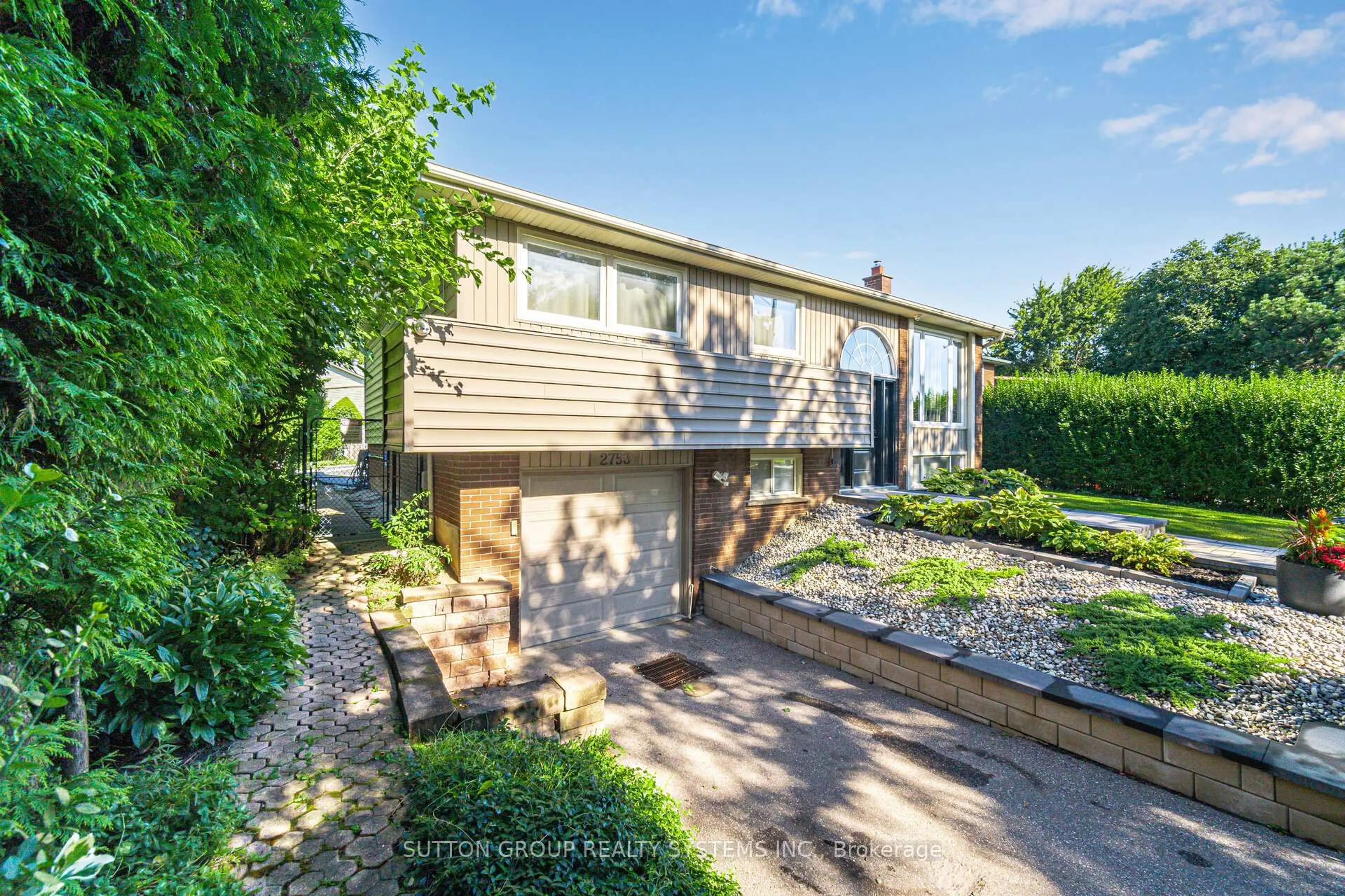 A pic from outside/outdoor area/front of a property/back of a property/a pic from drone, street for 2753 Inlake Crt, Mississauga Ontario L5N 2A4