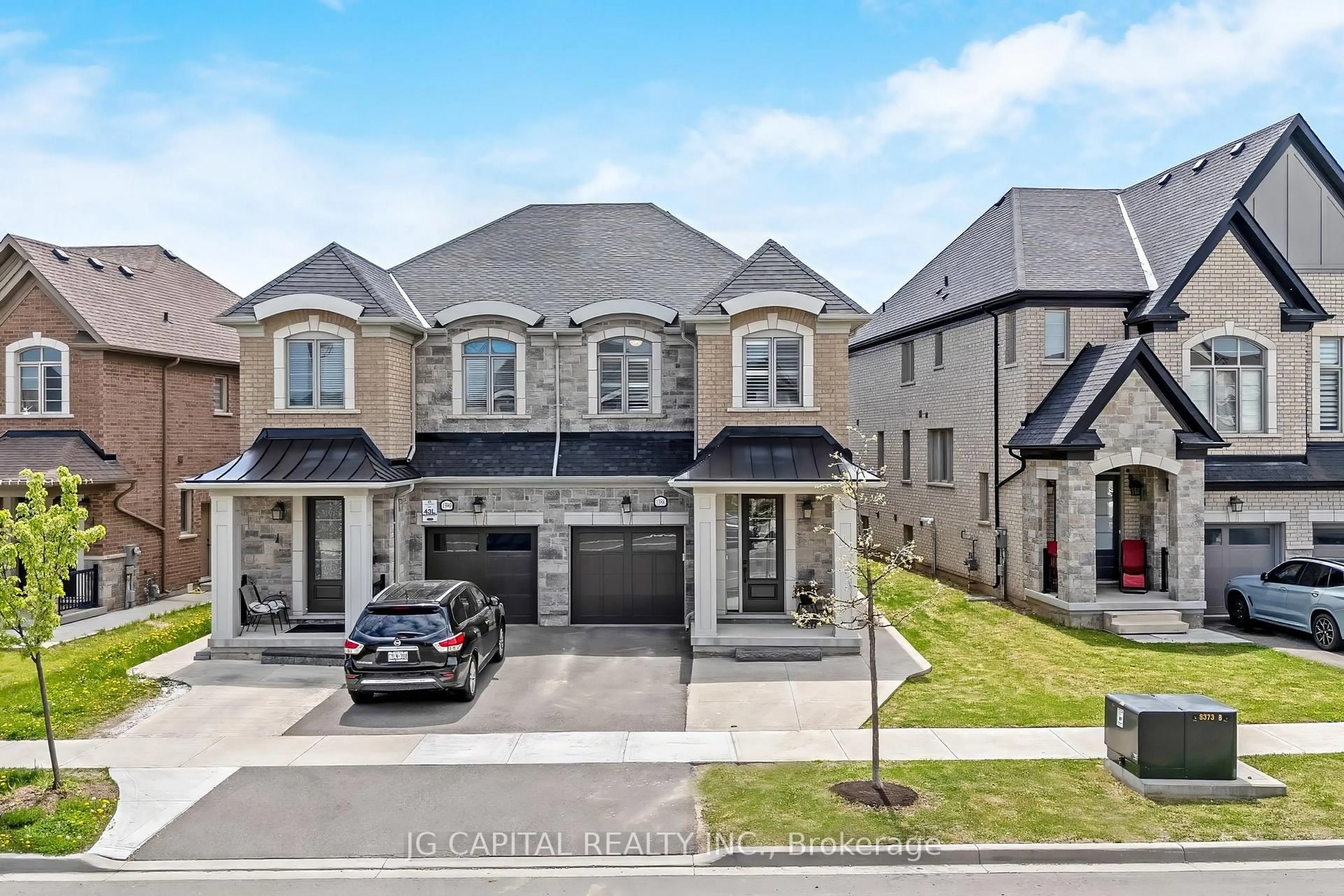 A pic from outside/outdoor area/front of a property/back of a property/a pic from drone, street for 1388 Farmstead Dr, Milton Ontario L9E 1K4