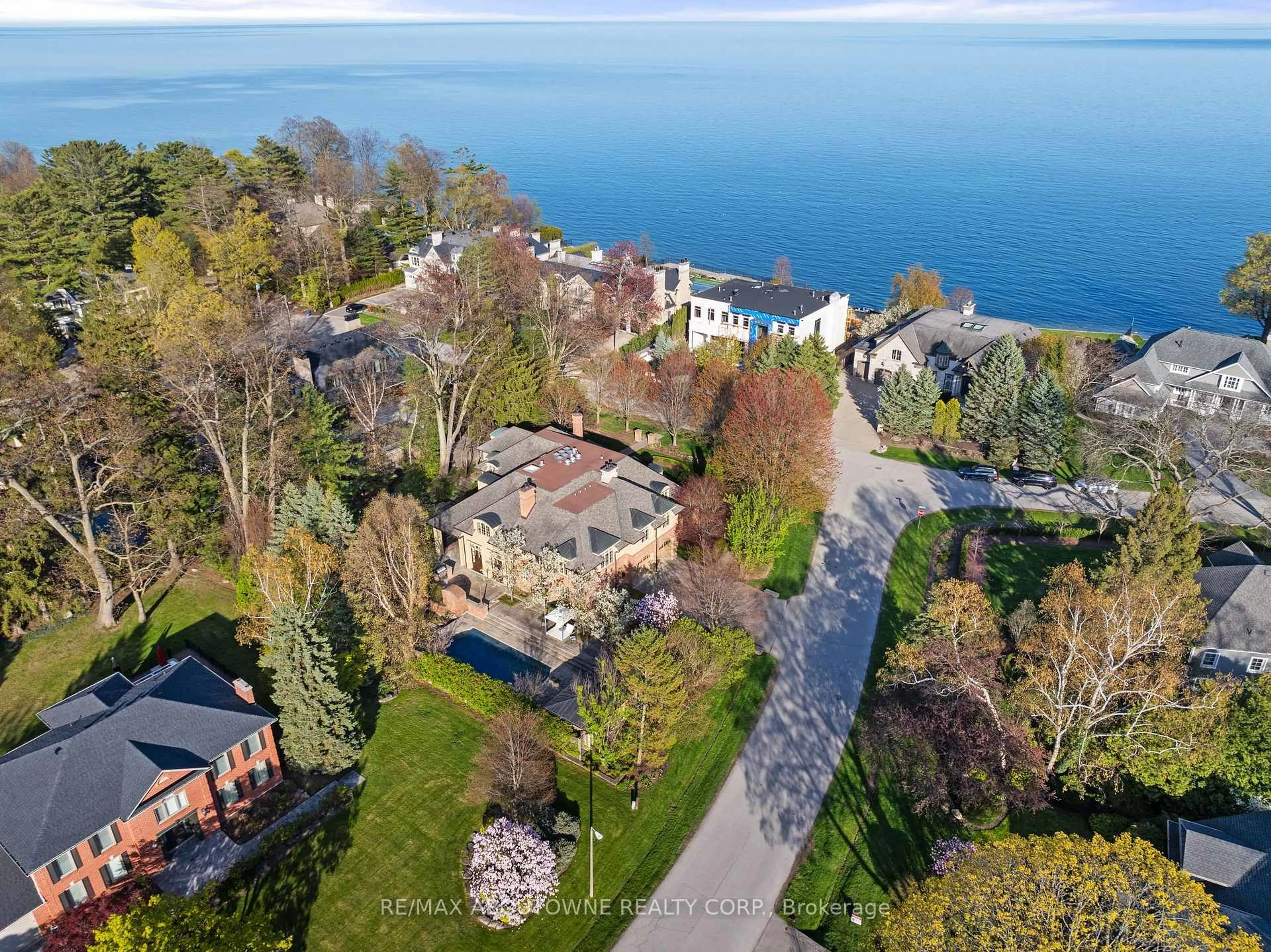 A pic from outside/outdoor area/front of a property/back of a property/a pic from drone, water/lake/river/ocean view for 1081 Argyle Dr, Oakville Ontario L6J 1A9