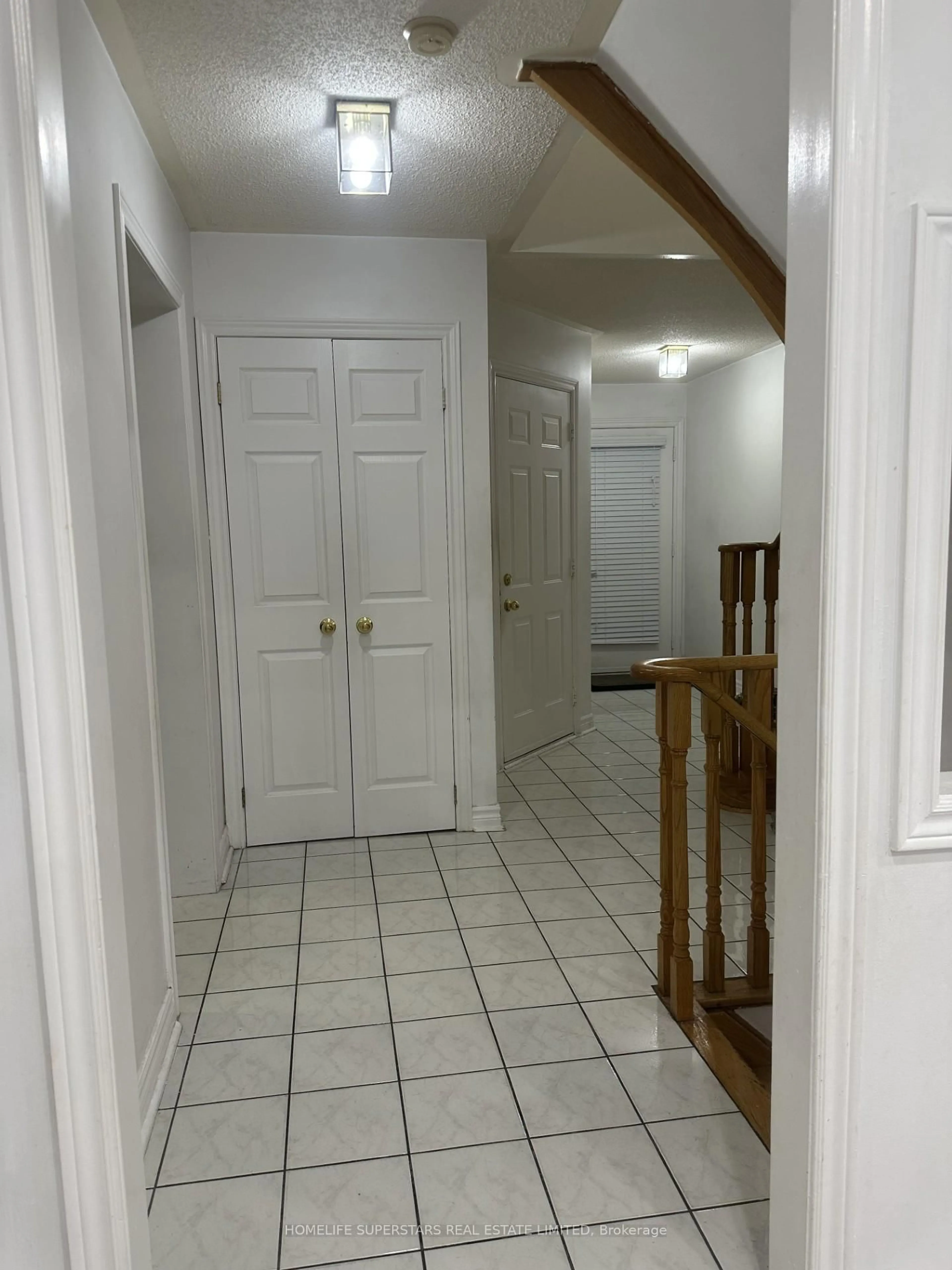 Indoor foyer for 92 Black Oak Dr, Brampton Ontario L6R 1B8