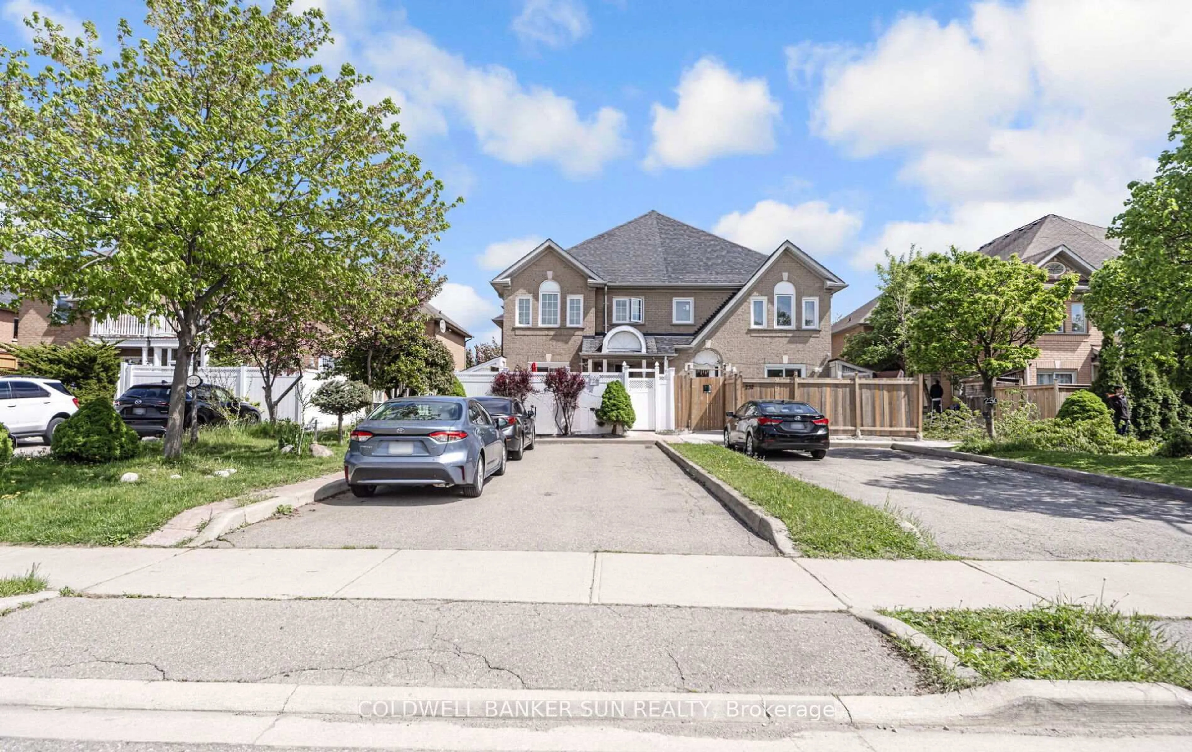 A pic from outside/outdoor area/front of a property/back of a property/a pic from drone, street for 226 Pressed Brick Dr, Brampton Ontario L6V 4L3