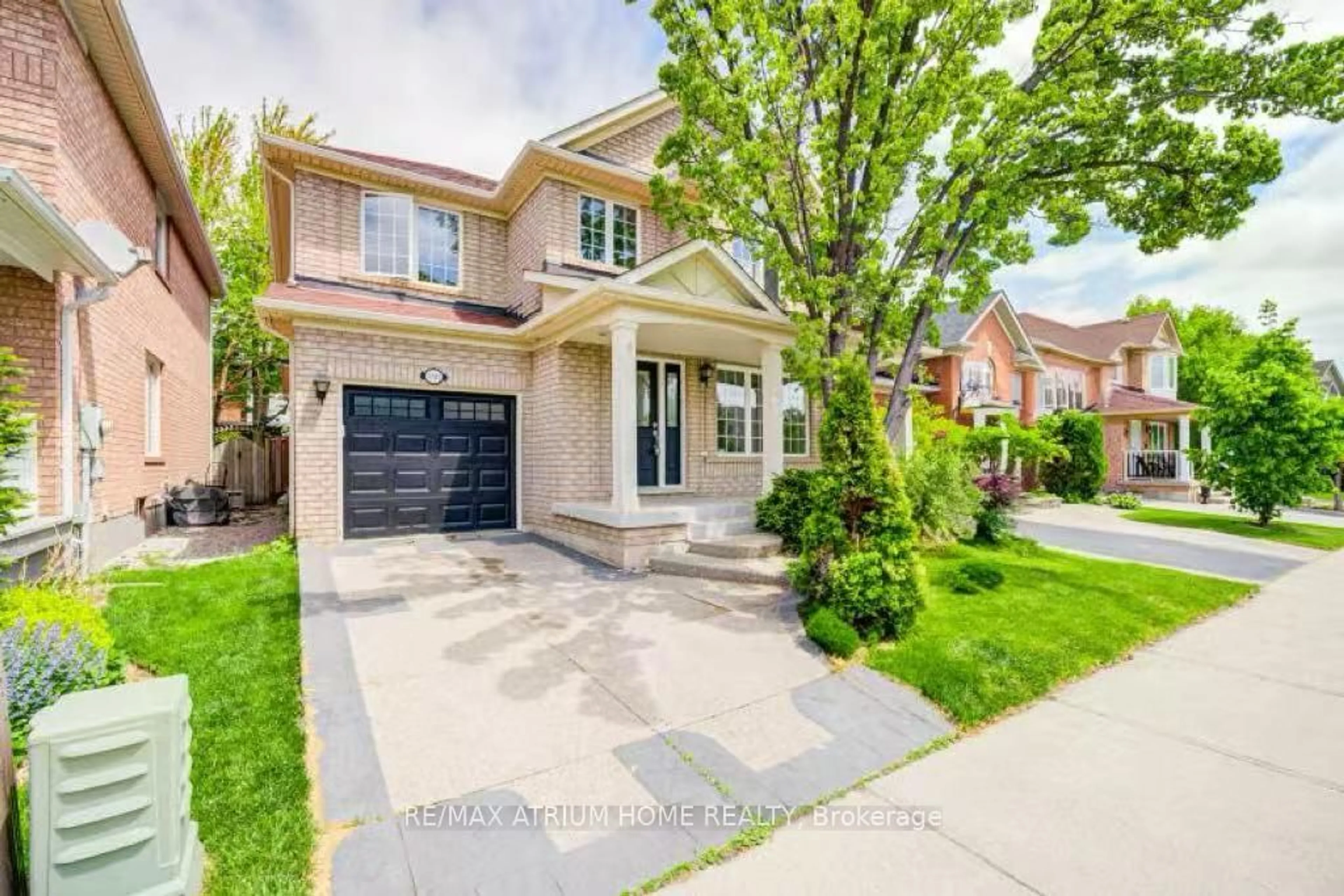 Home with brick exterior material, street for 2293 Oakhaven Dr, Oakville Ontario L6M 3Y9